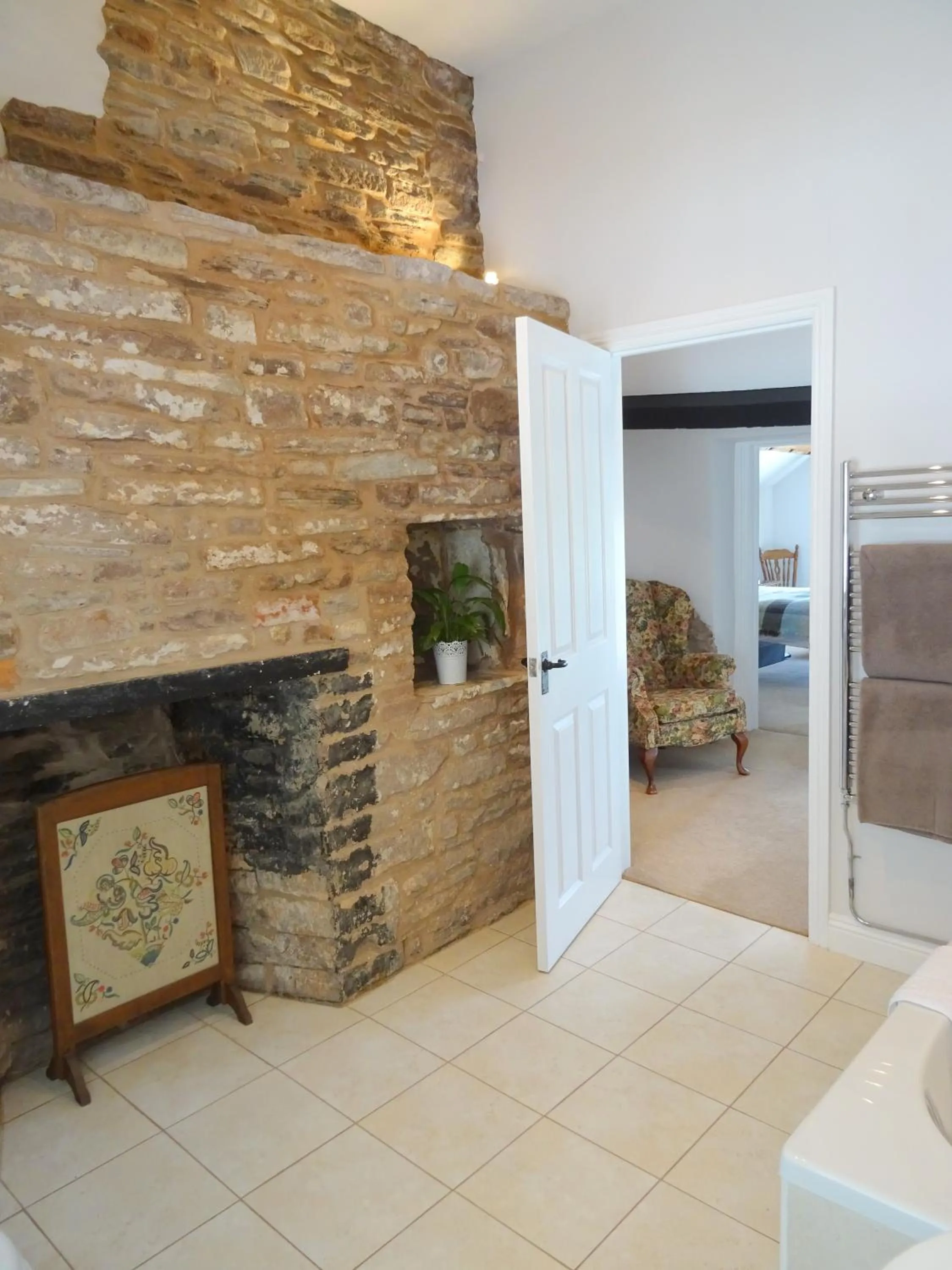 Bathroom in Garway Moon Inn