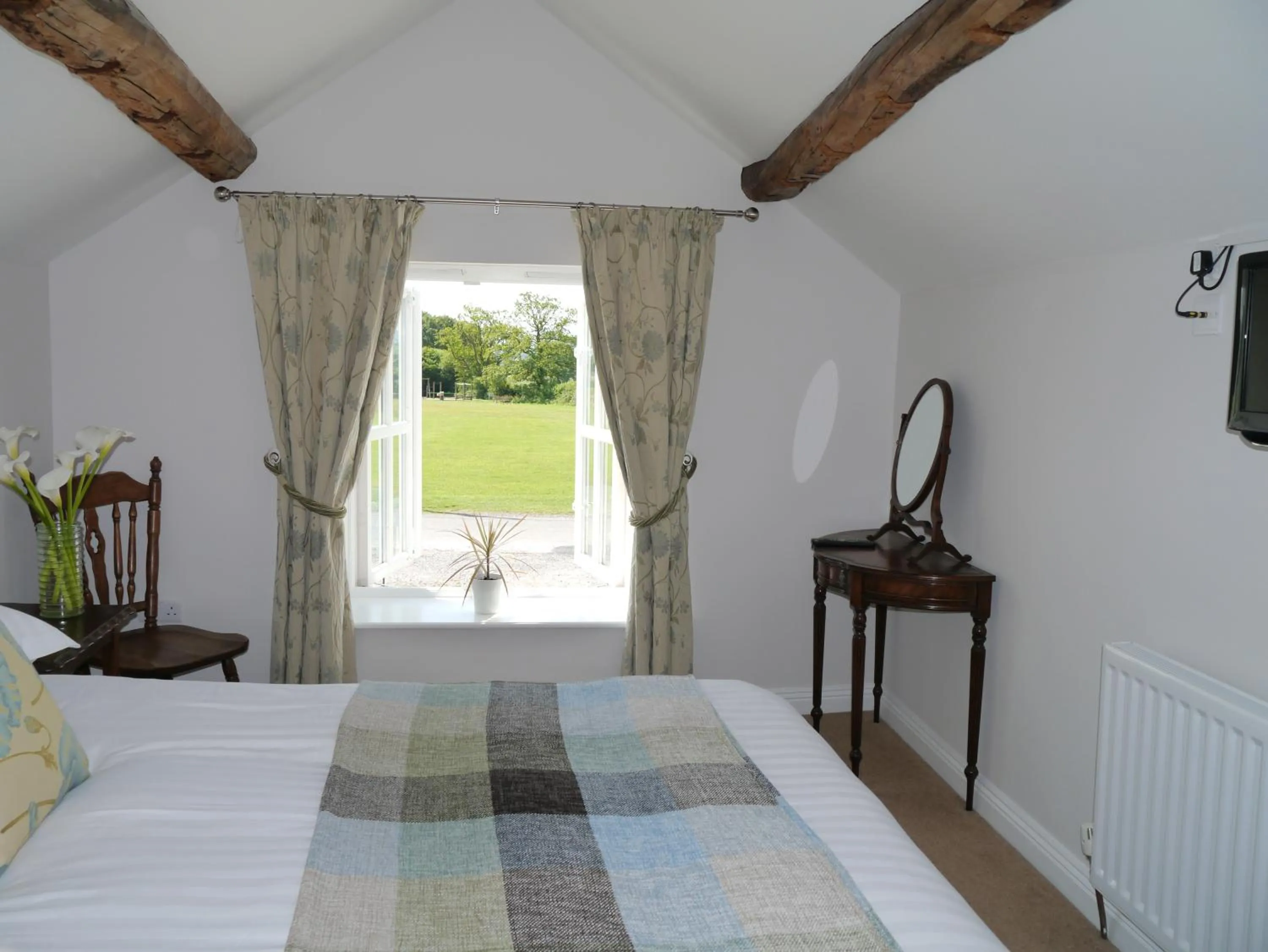Landmark view, Bed in Garway Moon Inn