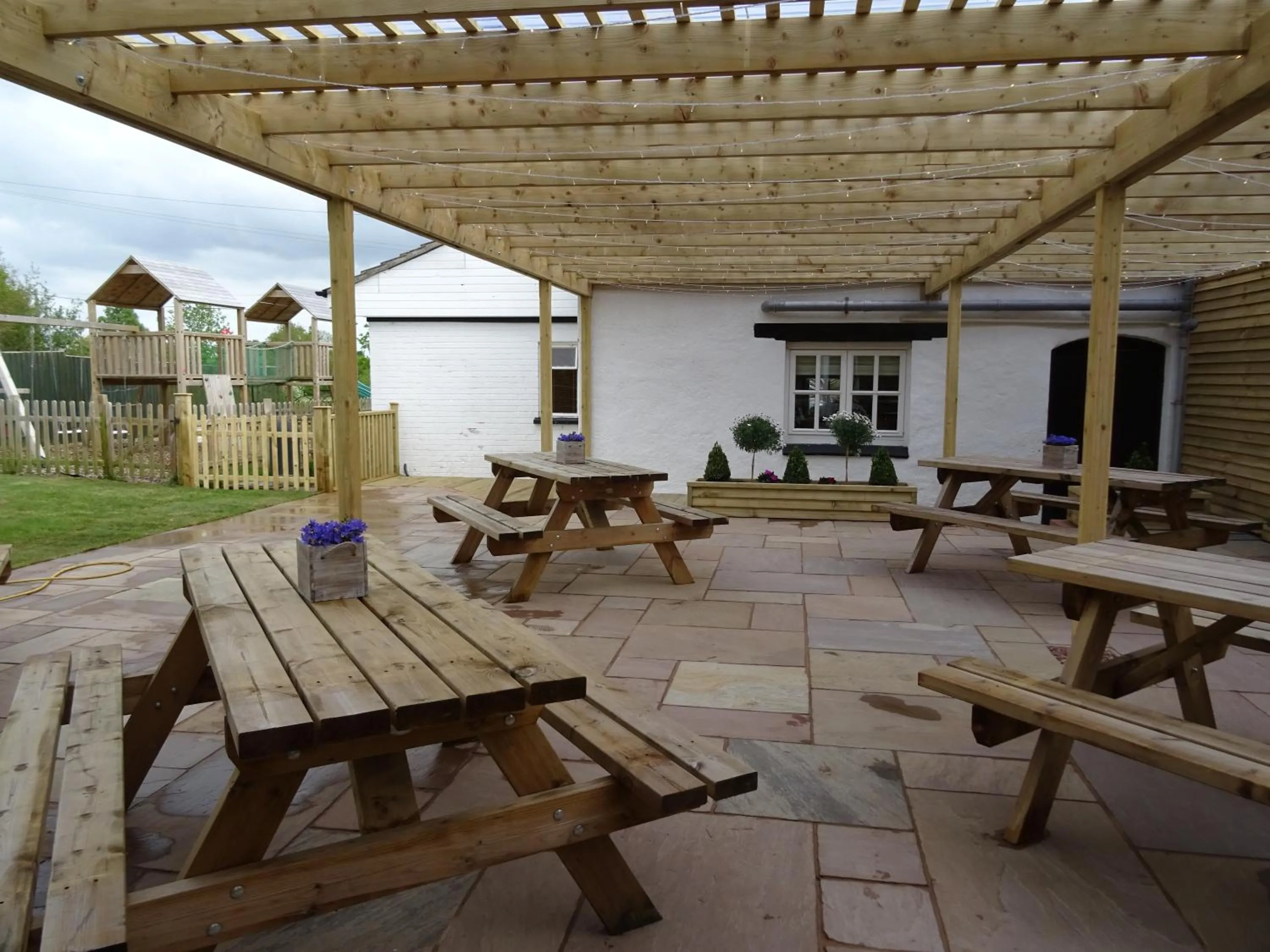 Patio in Garway Moon Inn