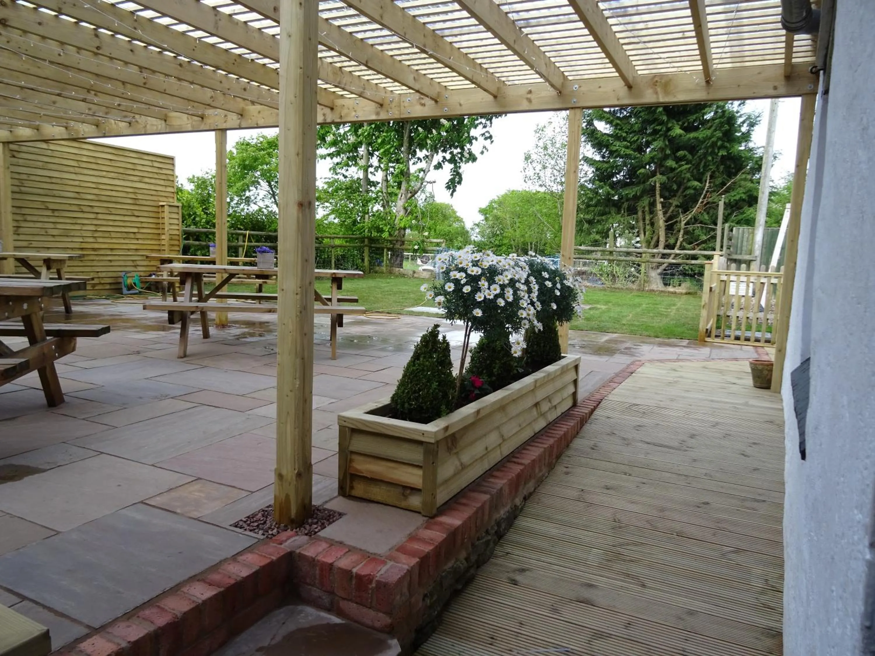 Patio in Garway Moon Inn