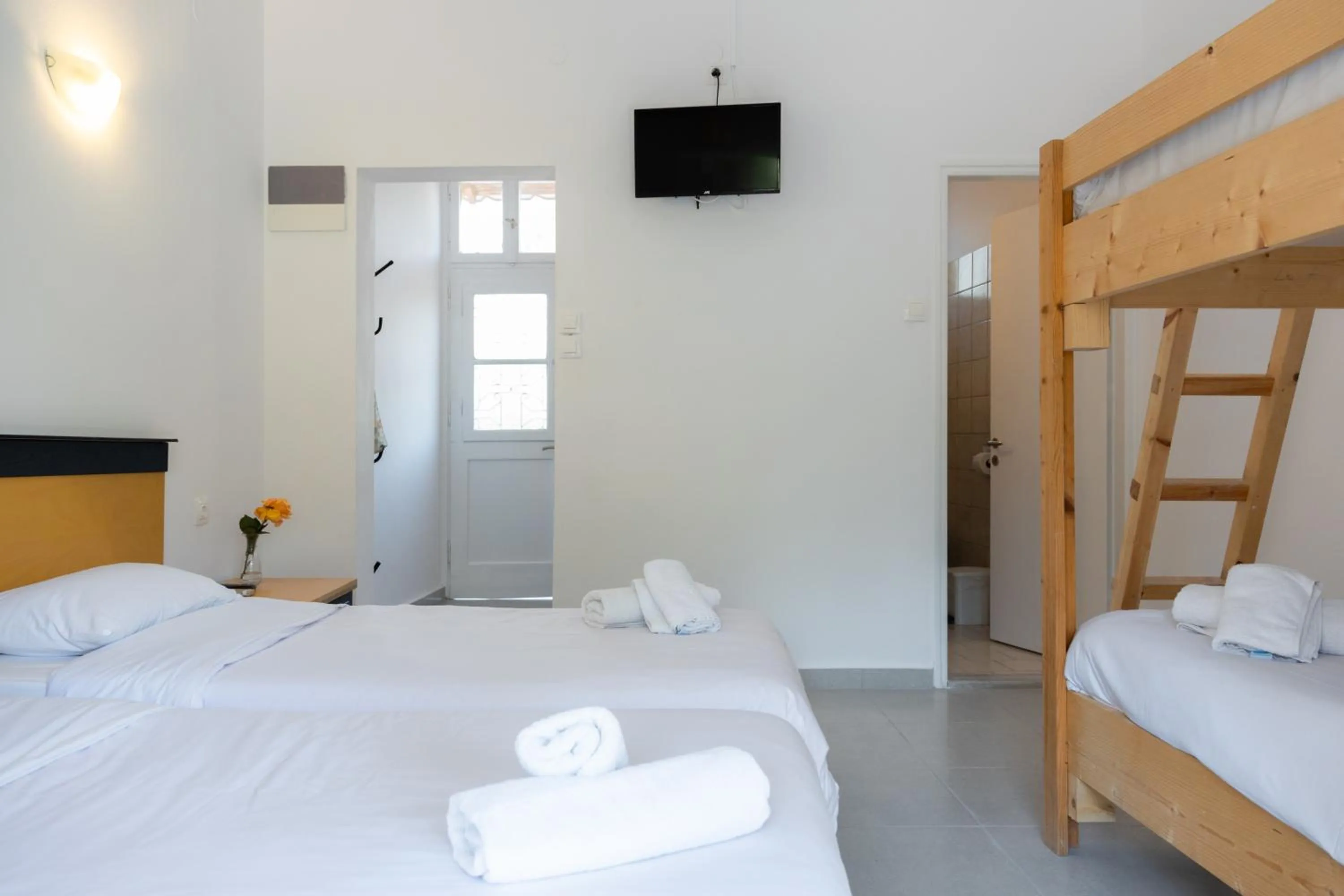 Photo of the whole room, Bed in Wilde Rose Hotel