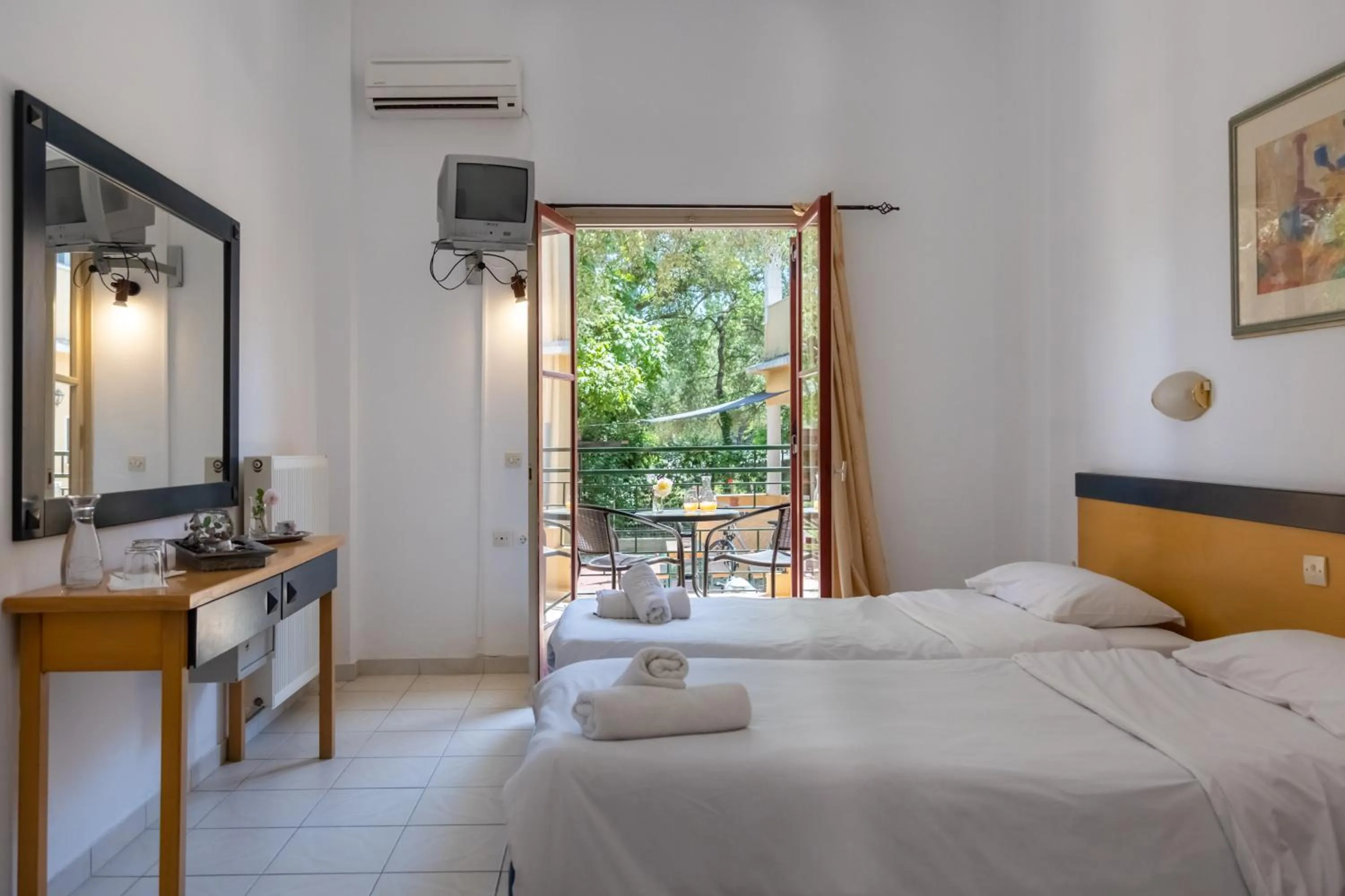 Photo of the whole room, Bed in Wilde Rose Hotel