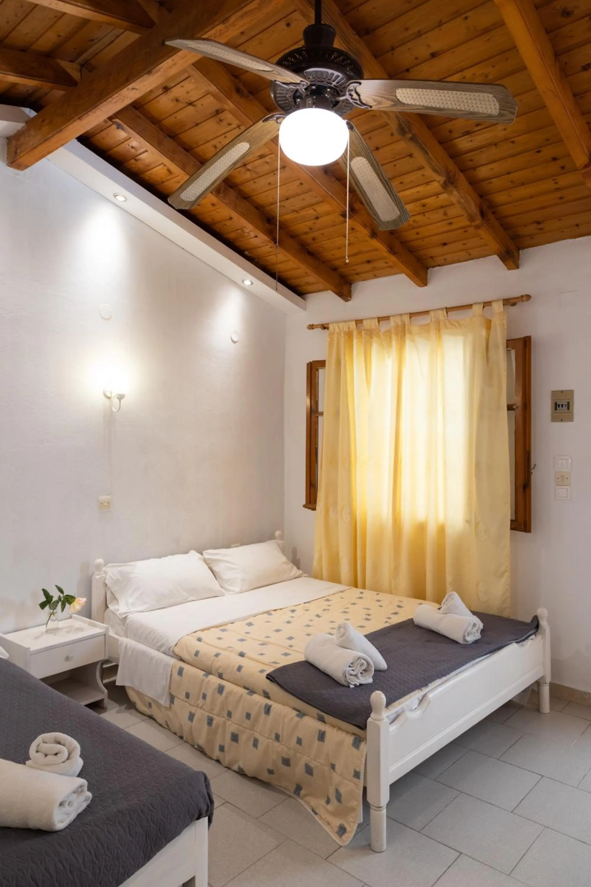 Photo of the whole room, Bed in Wilde Rose Hotel