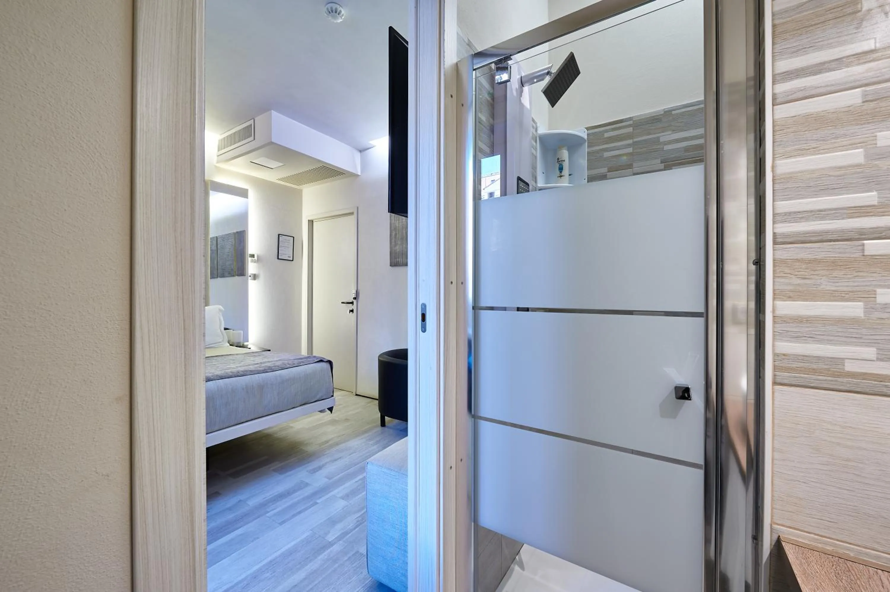 Shower, Bed in Room 230 Roma Luxury Suites