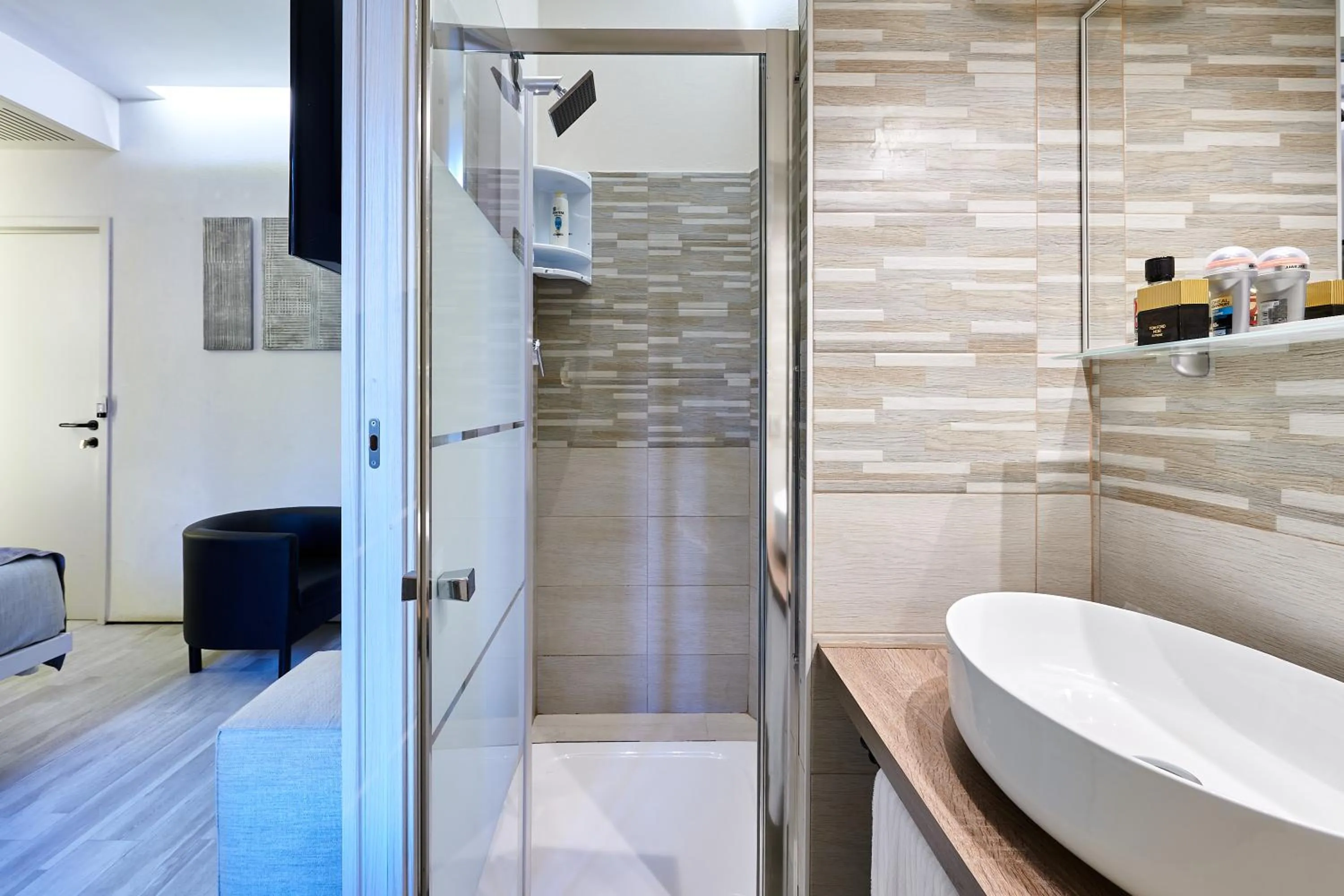 Shower in Room 230 Roma Luxury Suites