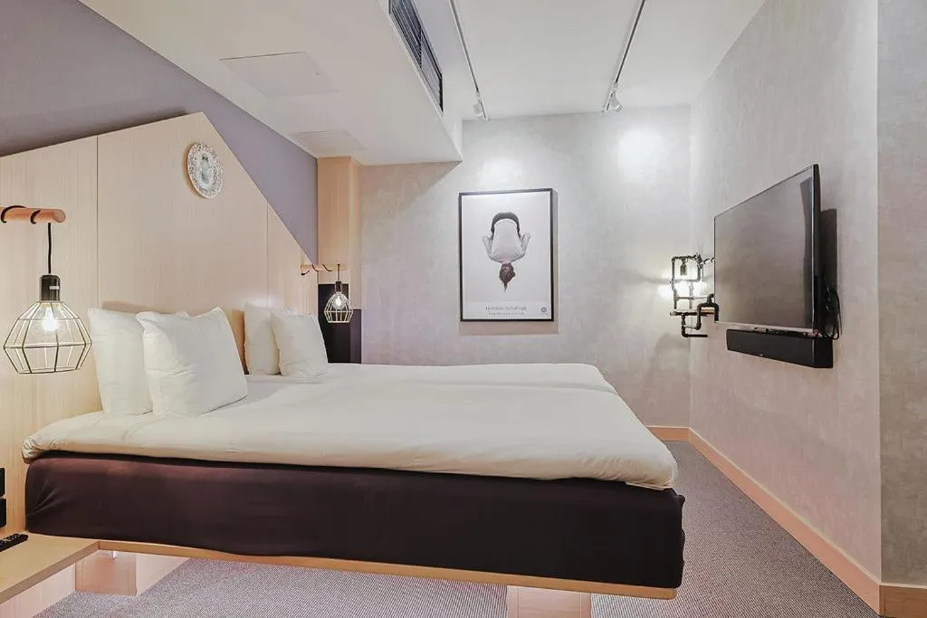 Bedroom, Bed in Hotel With Urban Deli