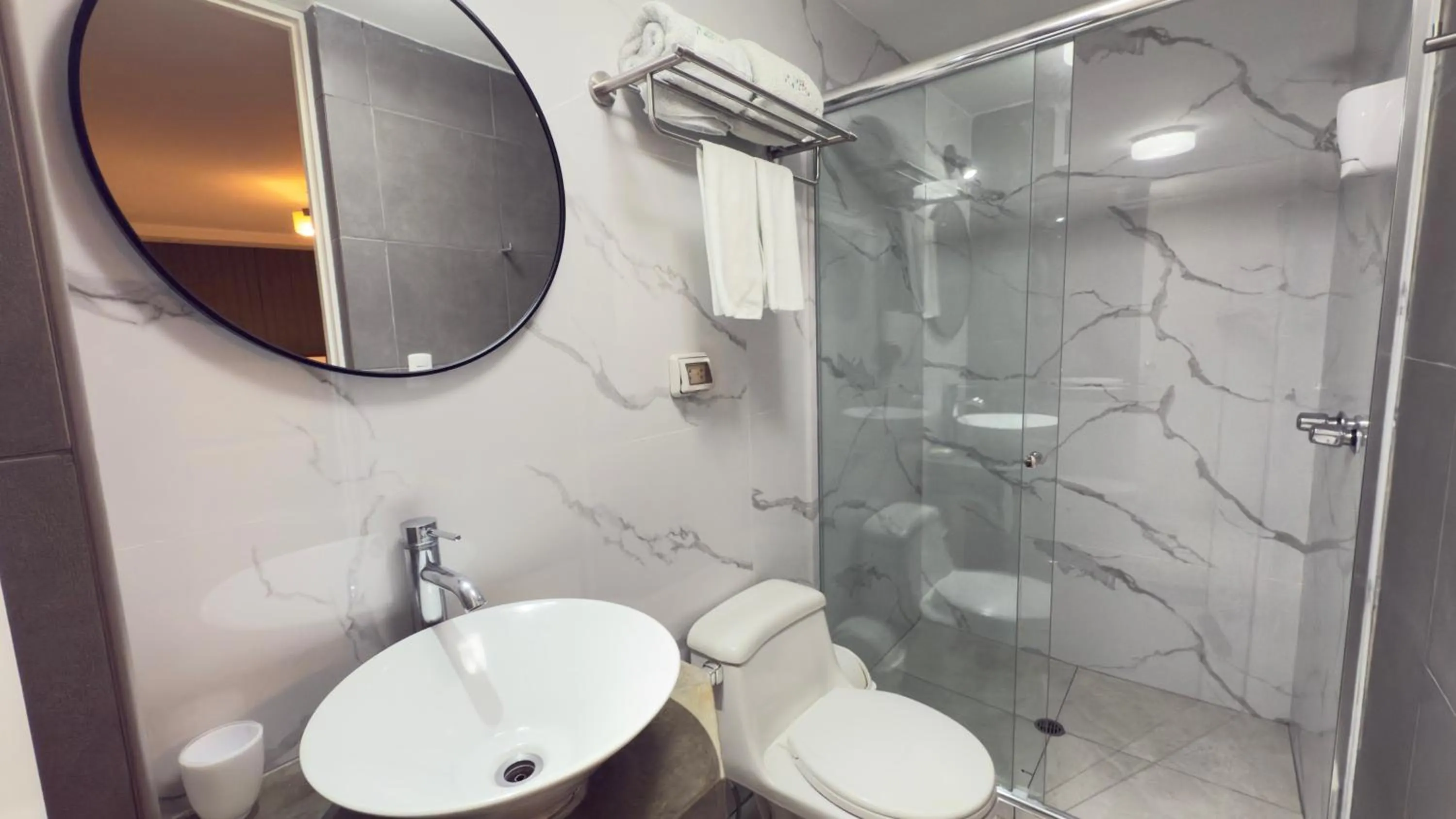 Shower in La Casa del Viajero