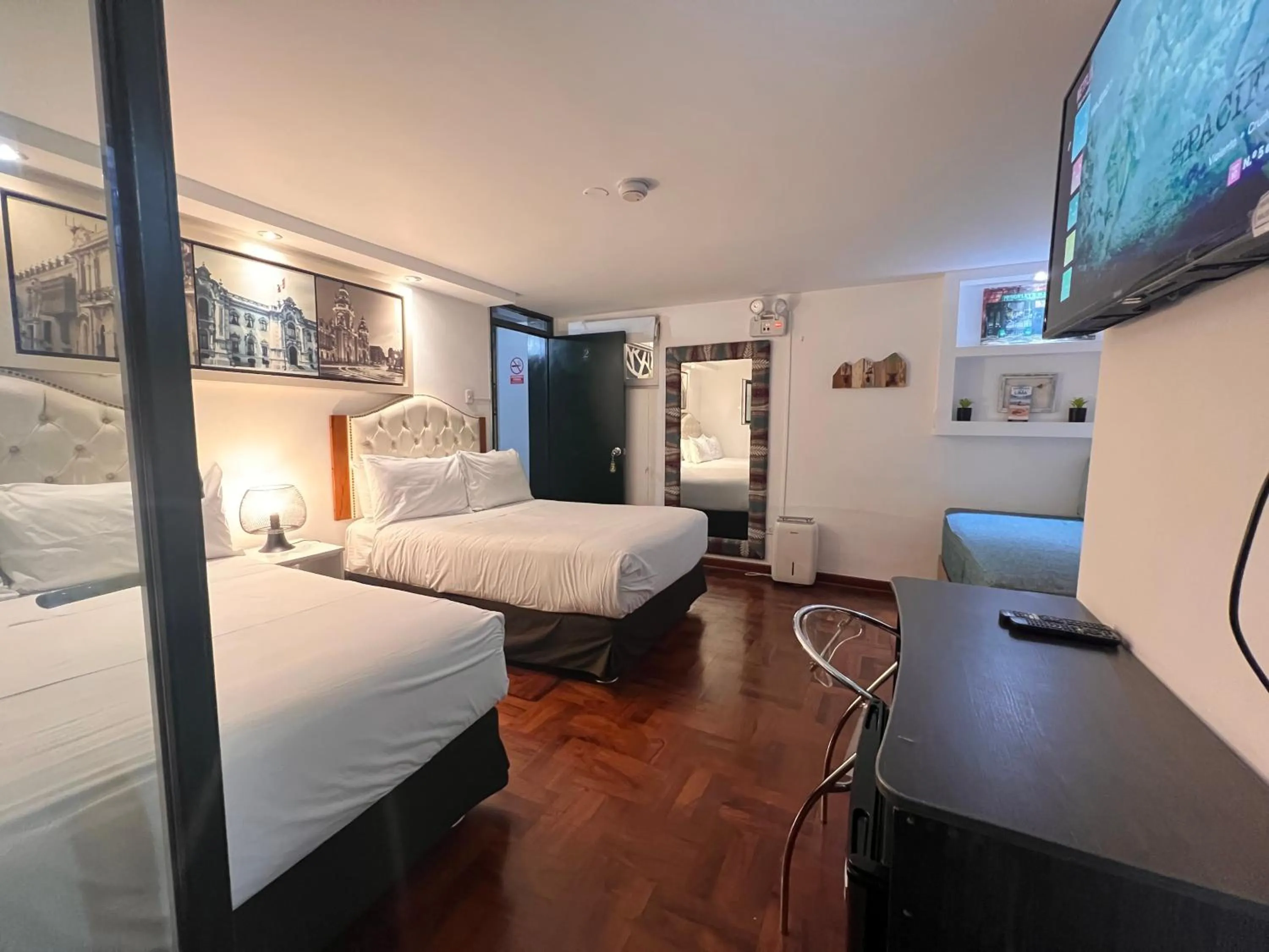 Communal lounge/ TV room, Bed in La Casa del Viajero