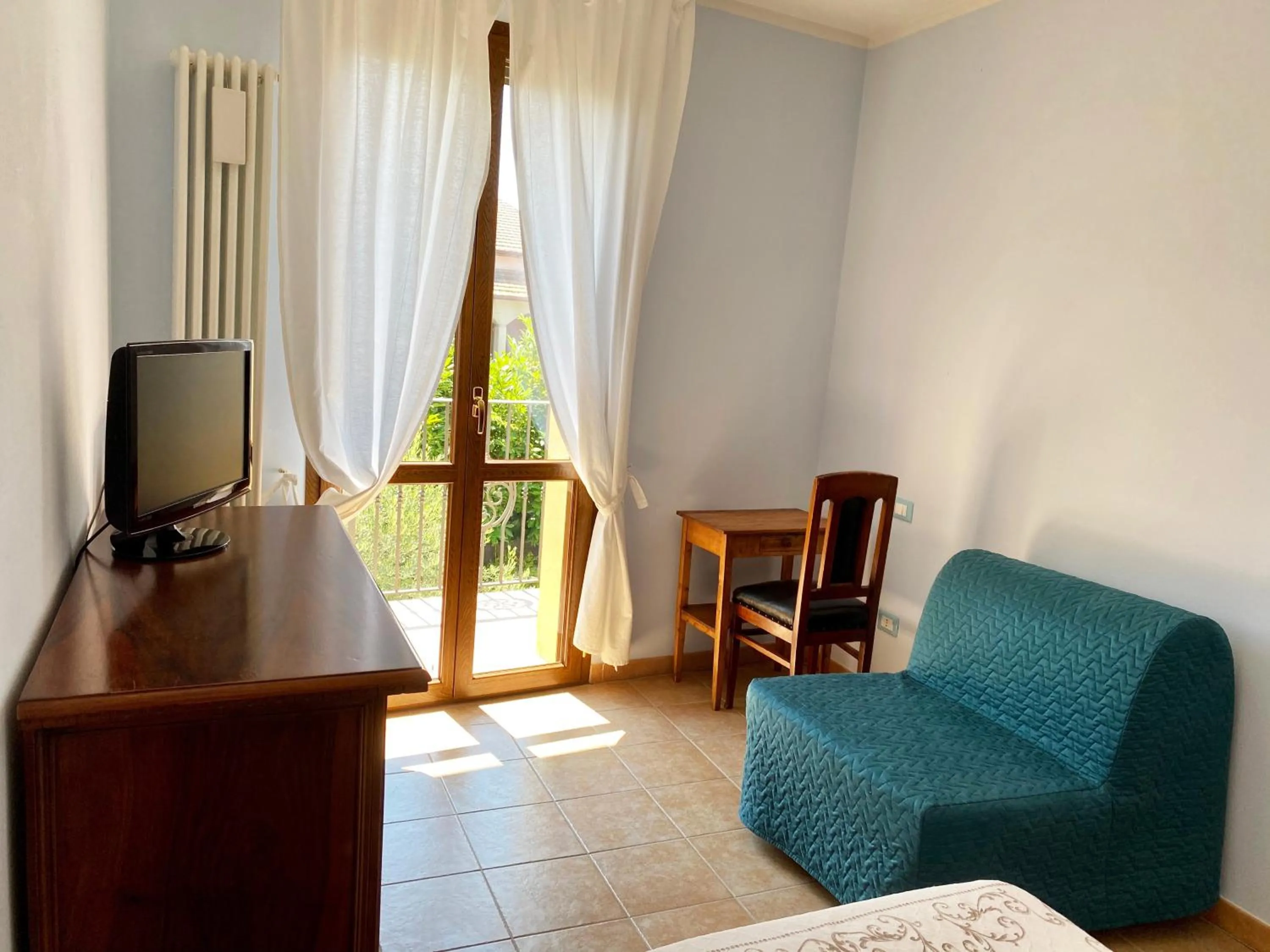 Deluxe Single Room with Balcony in R&B Del Monte