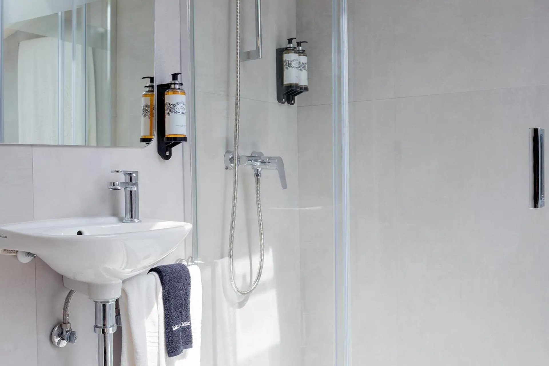 Shower in Bemyguest - Loft Guest House Jardim das Mães Charming