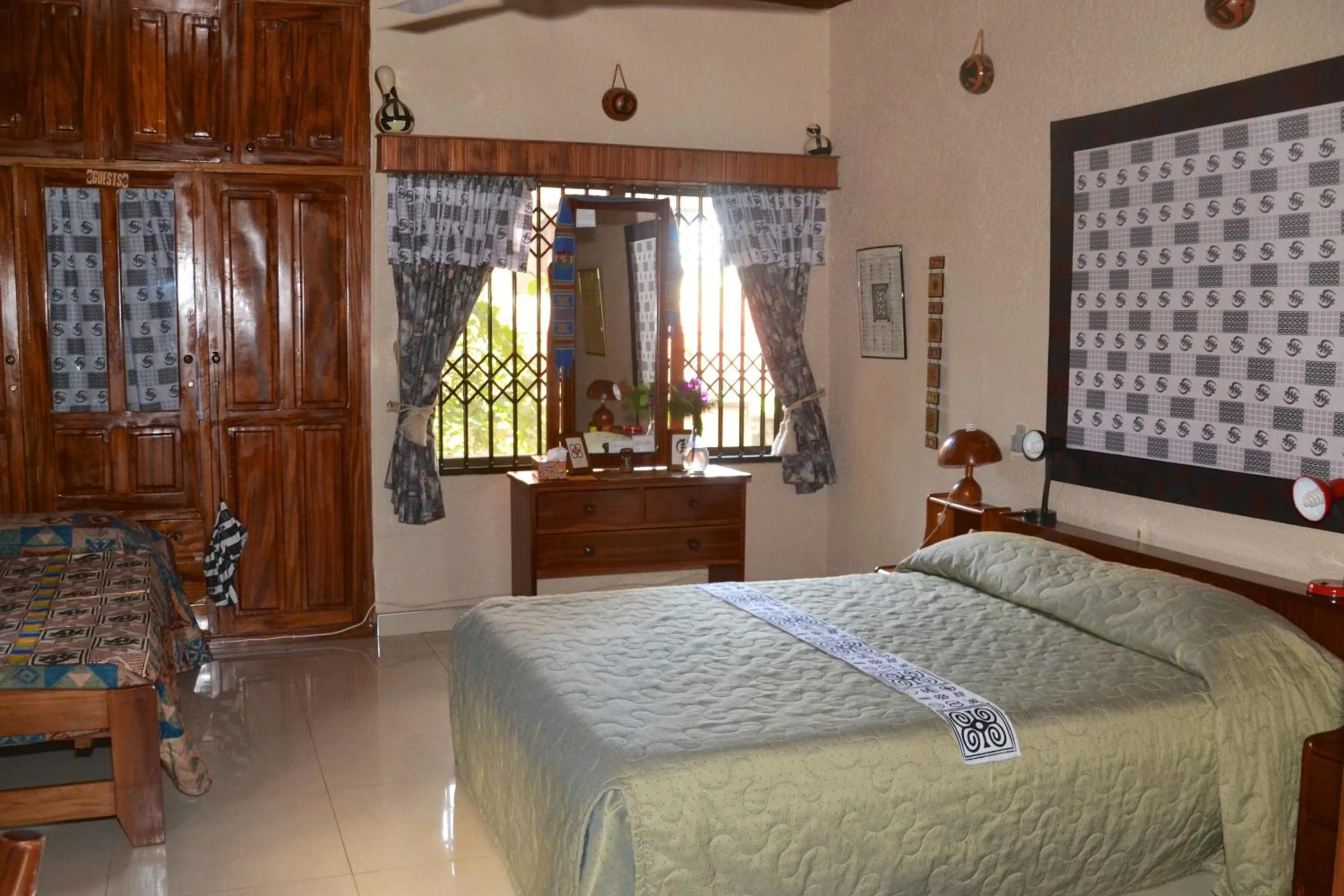 Photo of the whole room, Bed in Four Villages Inn