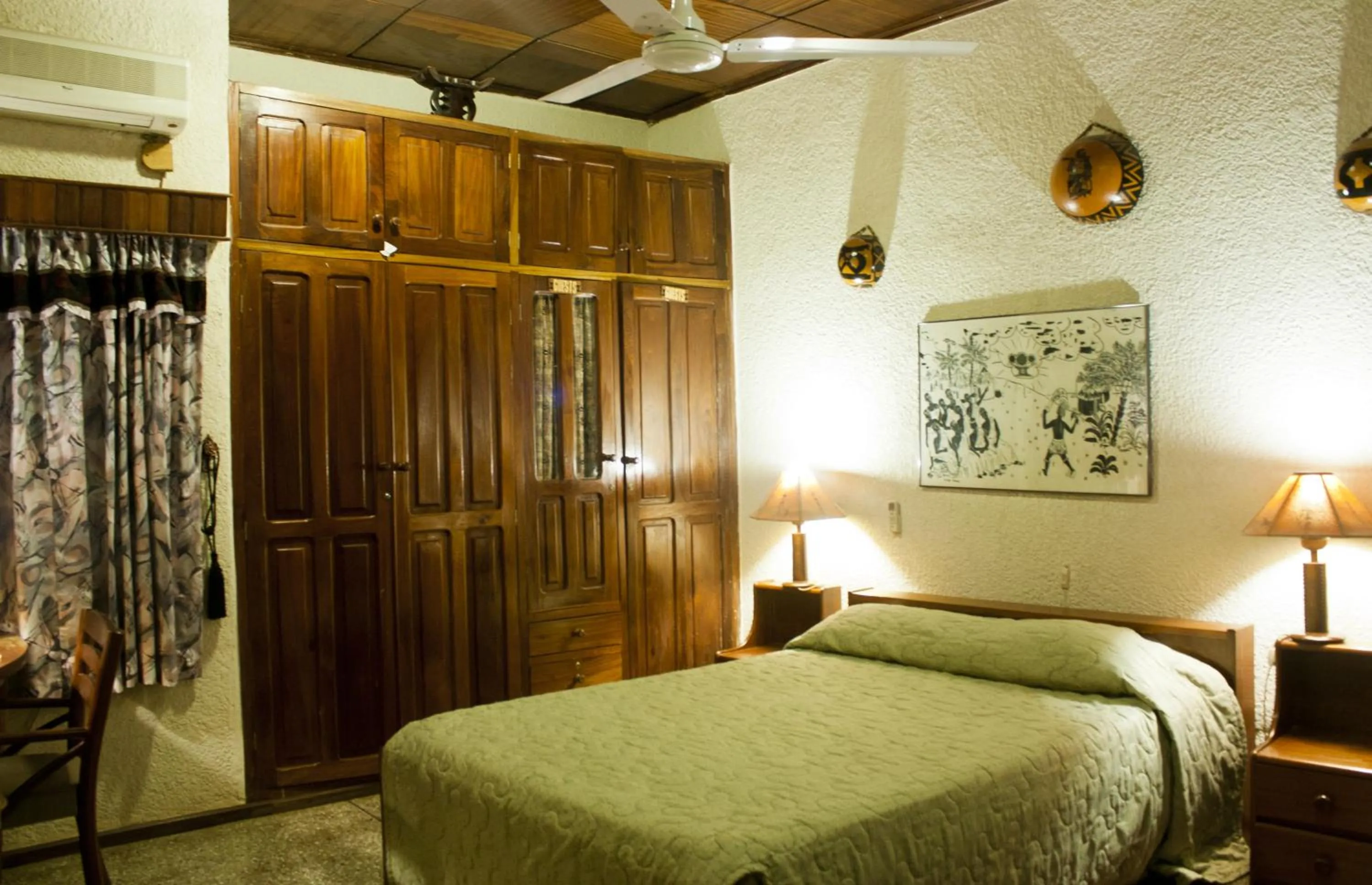 Photo of the whole room, Bed in Four Villages Inn