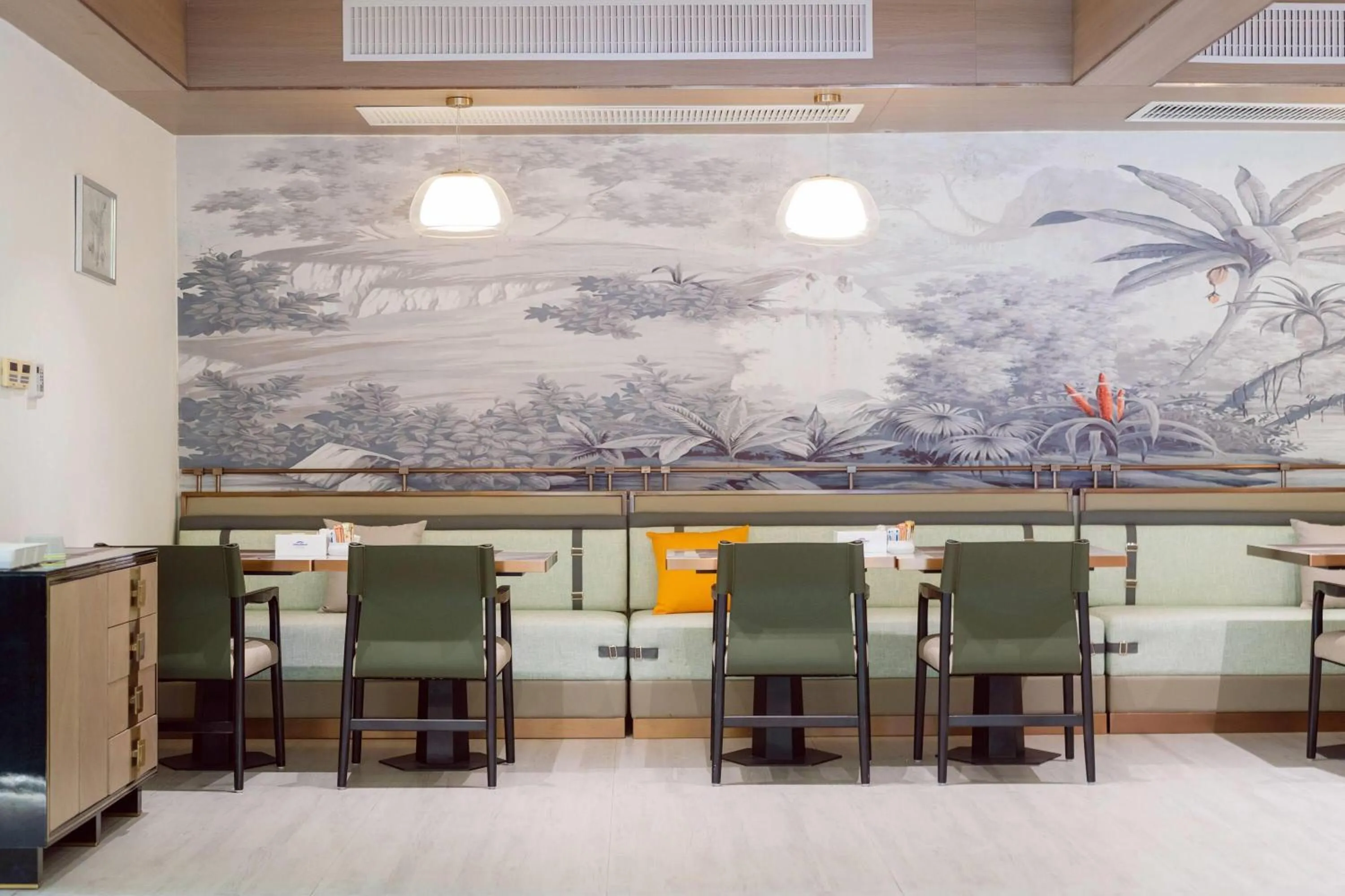 Restaurant/places to eat in Howard Johnson by Wyndham Phuket Naiyang