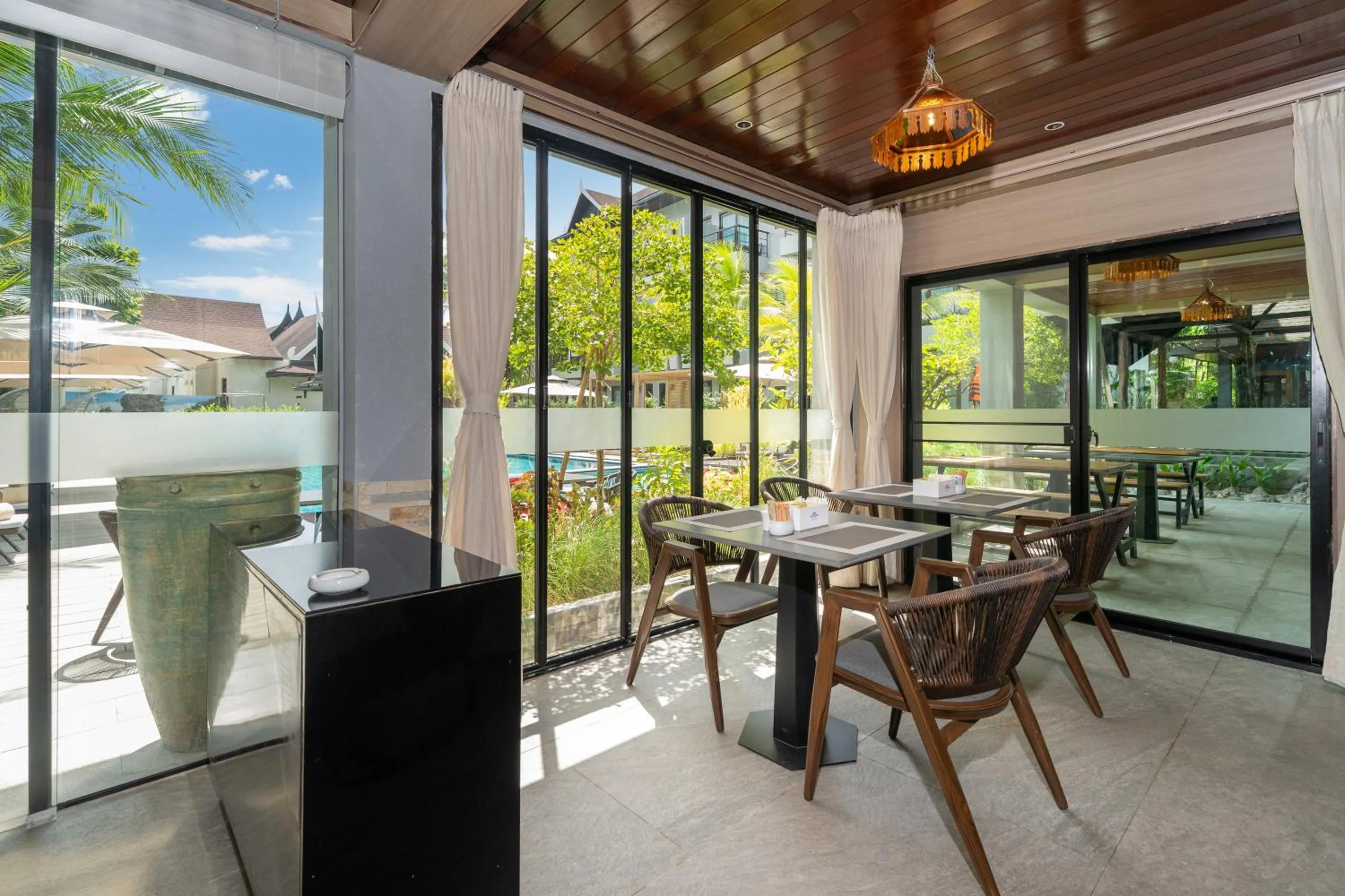 Dining area in Howard Johnson by Wyndham Phuket Naiyang