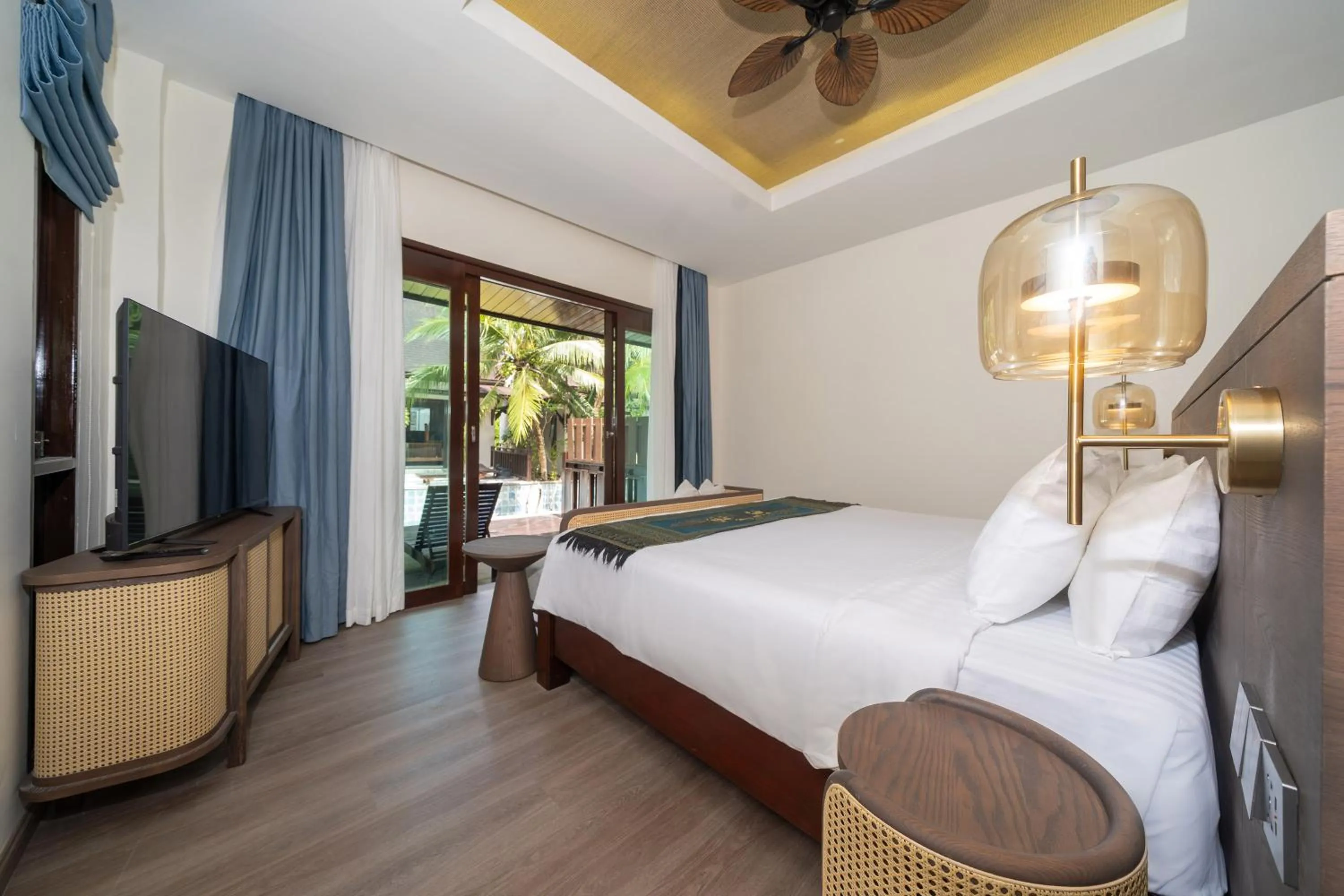 TV and multimedia, Bed in Howard Johnson by Wyndham Phuket Naiyang