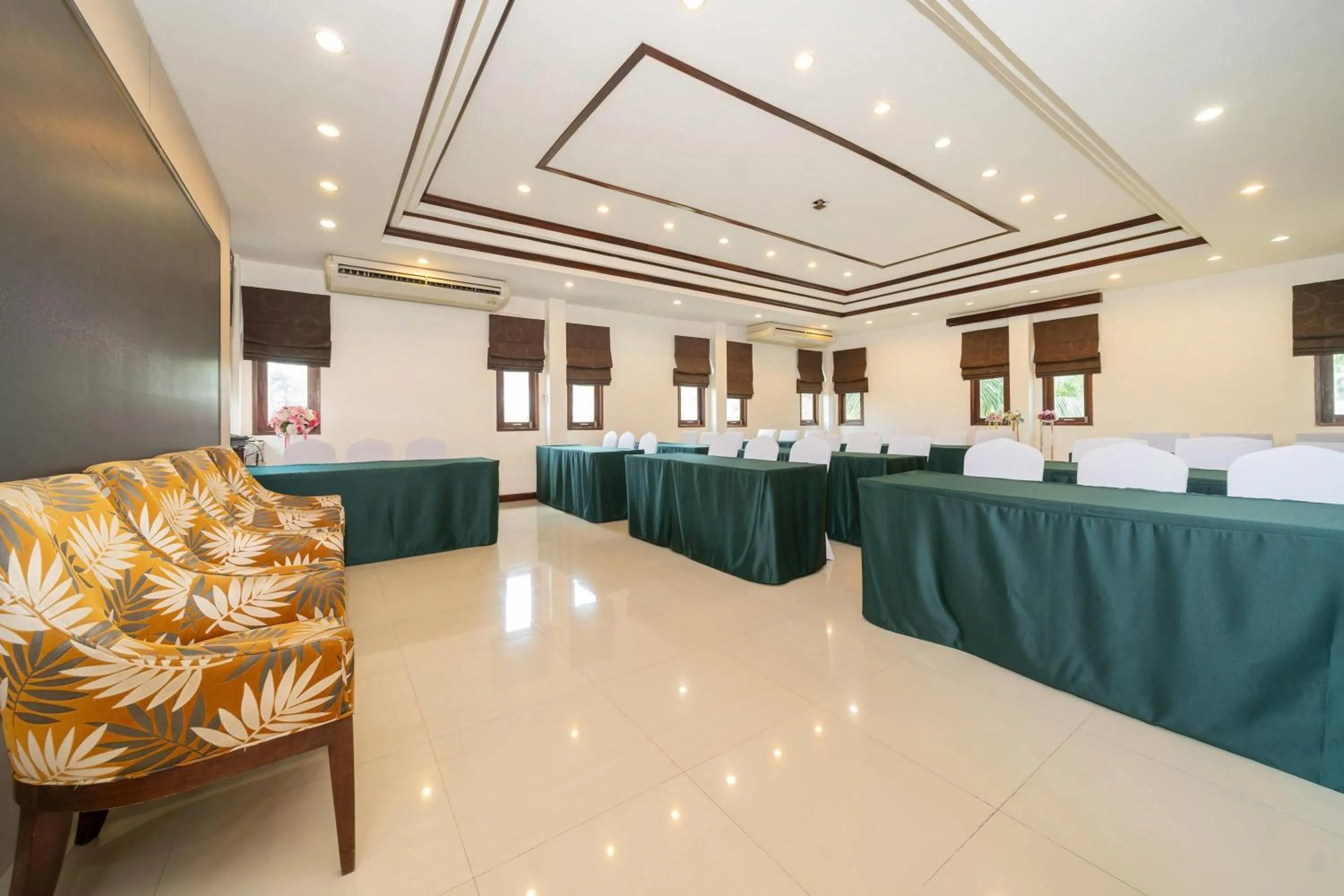 Meeting/conference room in Howard Johnson by Wyndham Phuket Naiyang