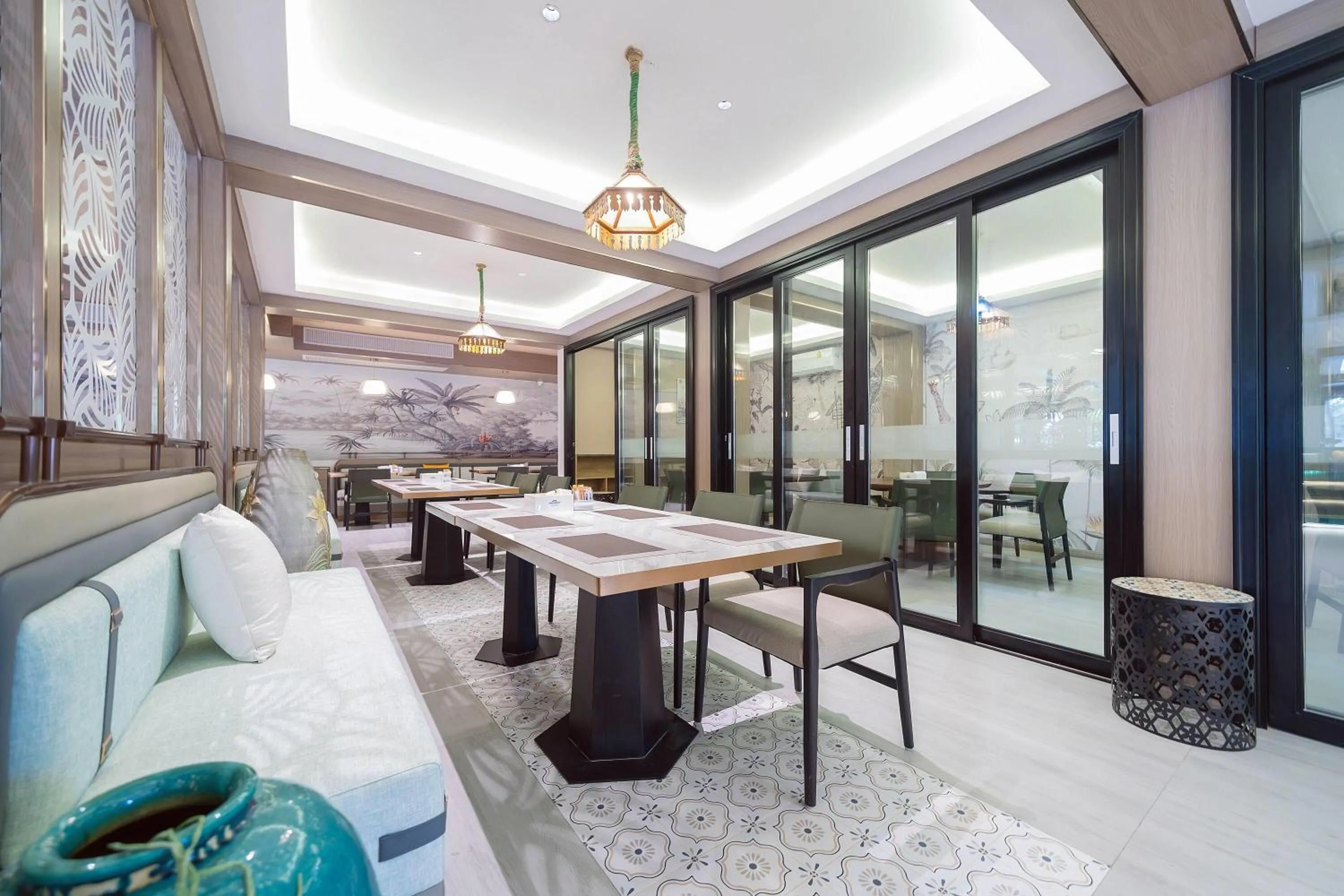 Restaurant/places to eat in Howard Johnson by Wyndham Phuket Naiyang