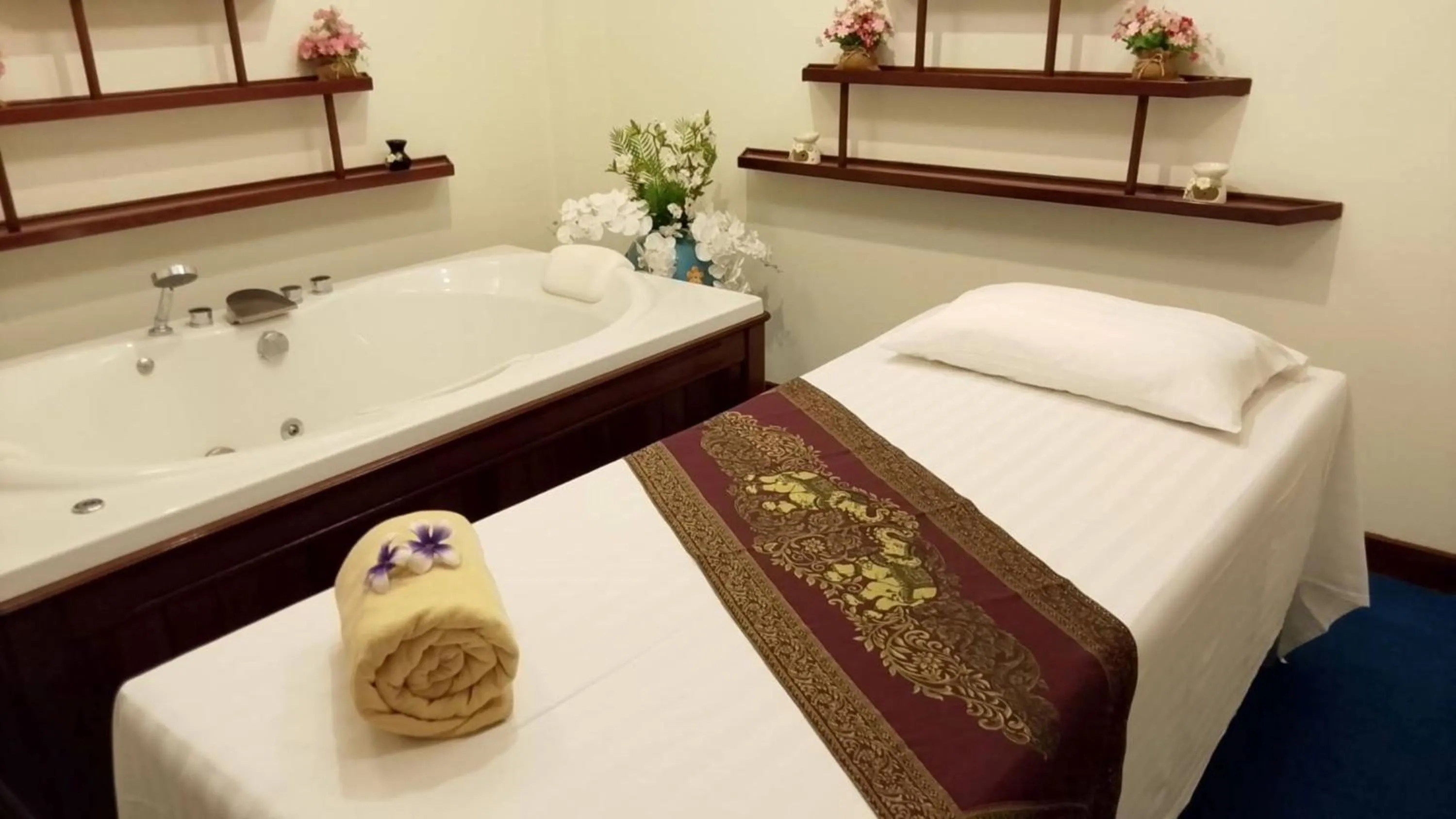 Spa and wellness centre/facilities, Bed in Howard Johnson by Wyndham Phuket Naiyang