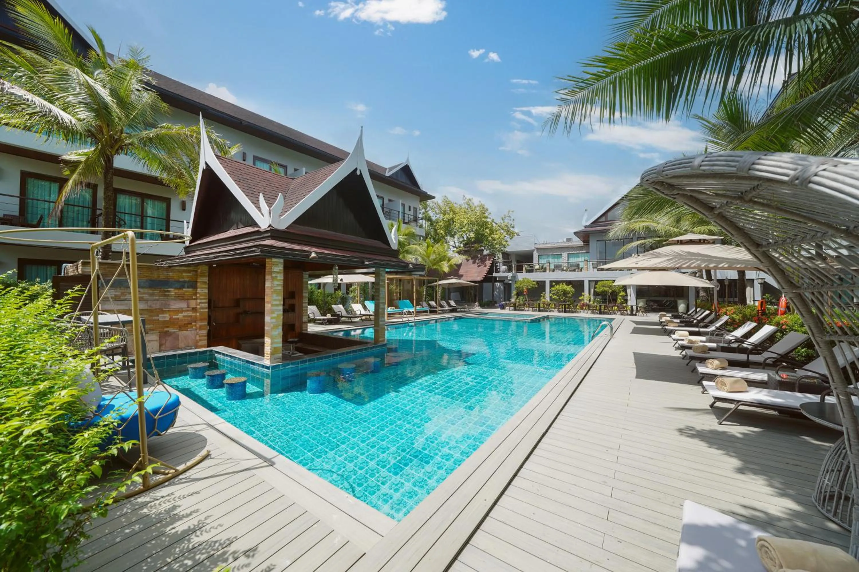 Lounge or bar in Howard Johnson by Wyndham Phuket Naiyang