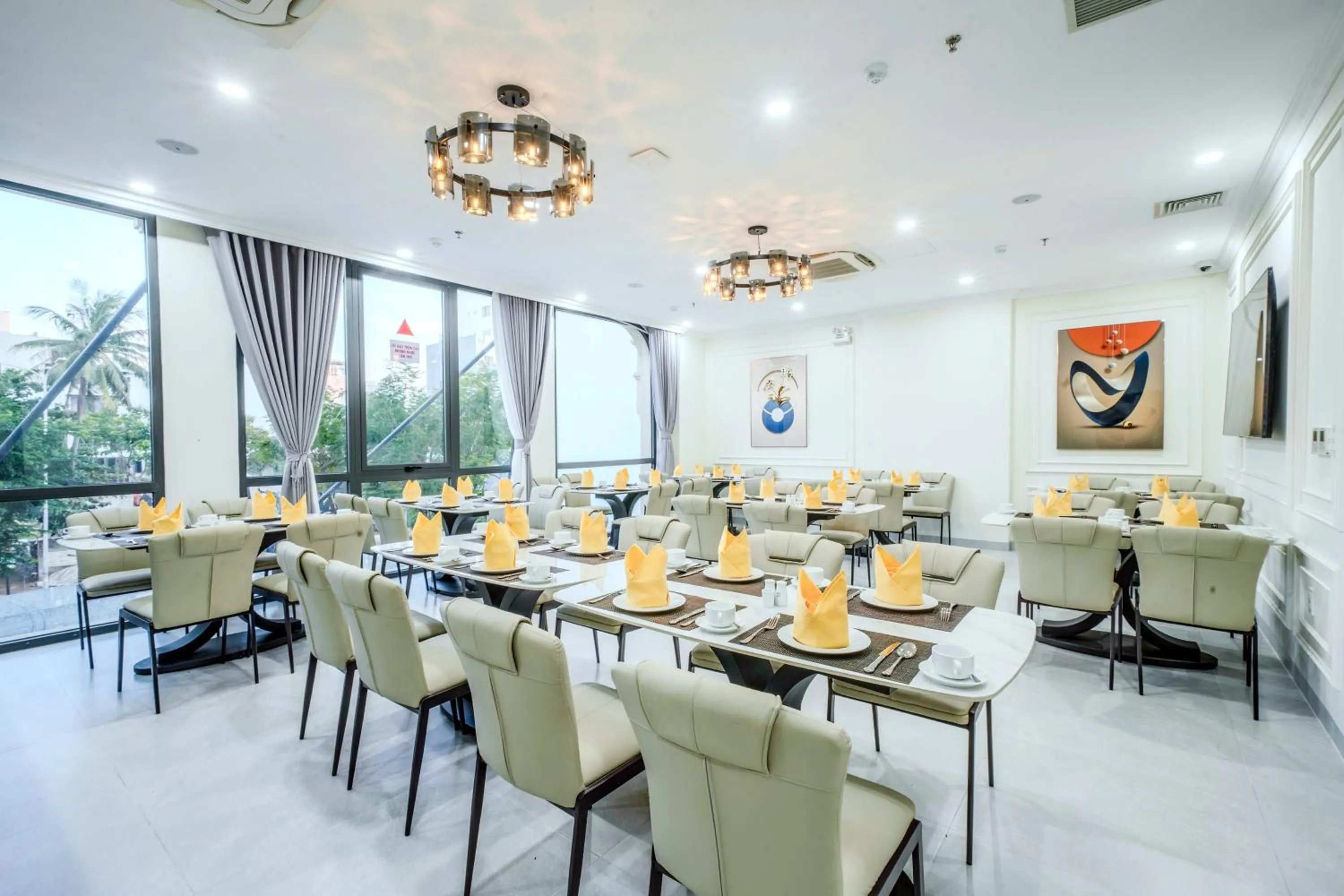 Restaurant/places to eat in Tourane Boutique Hotel