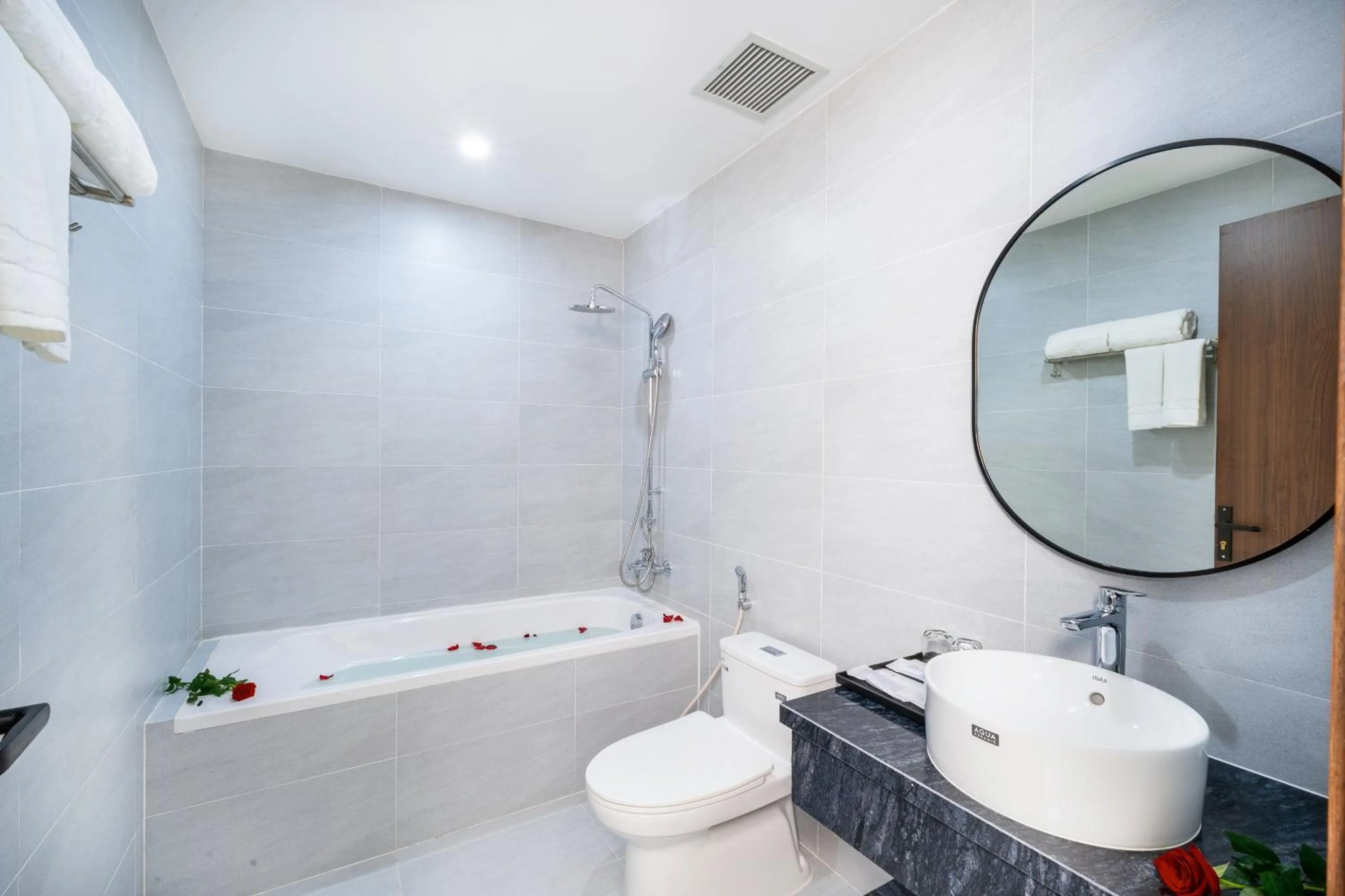 Shower in Tourane Boutique Hotel