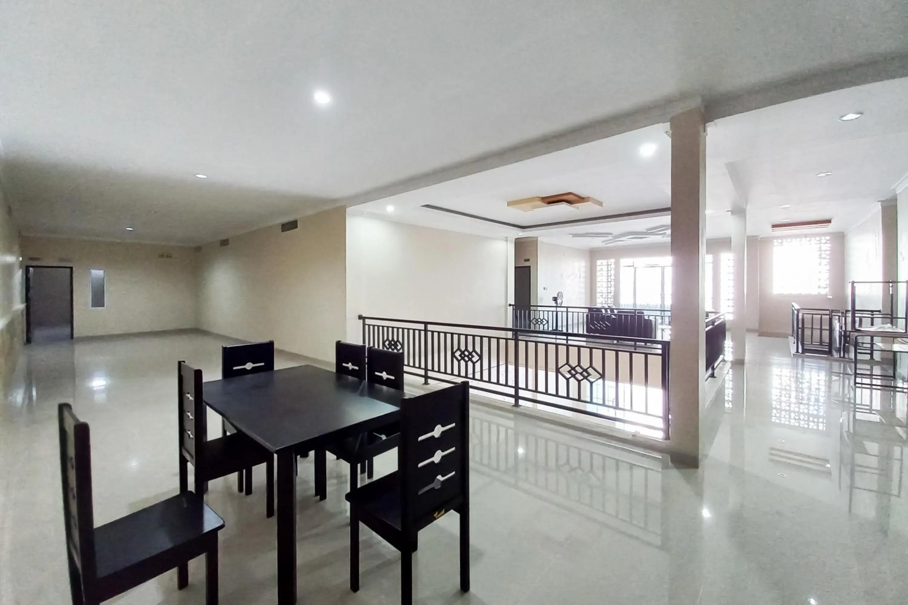 Seating area in Sans Hotel Bliss Pekanbaru