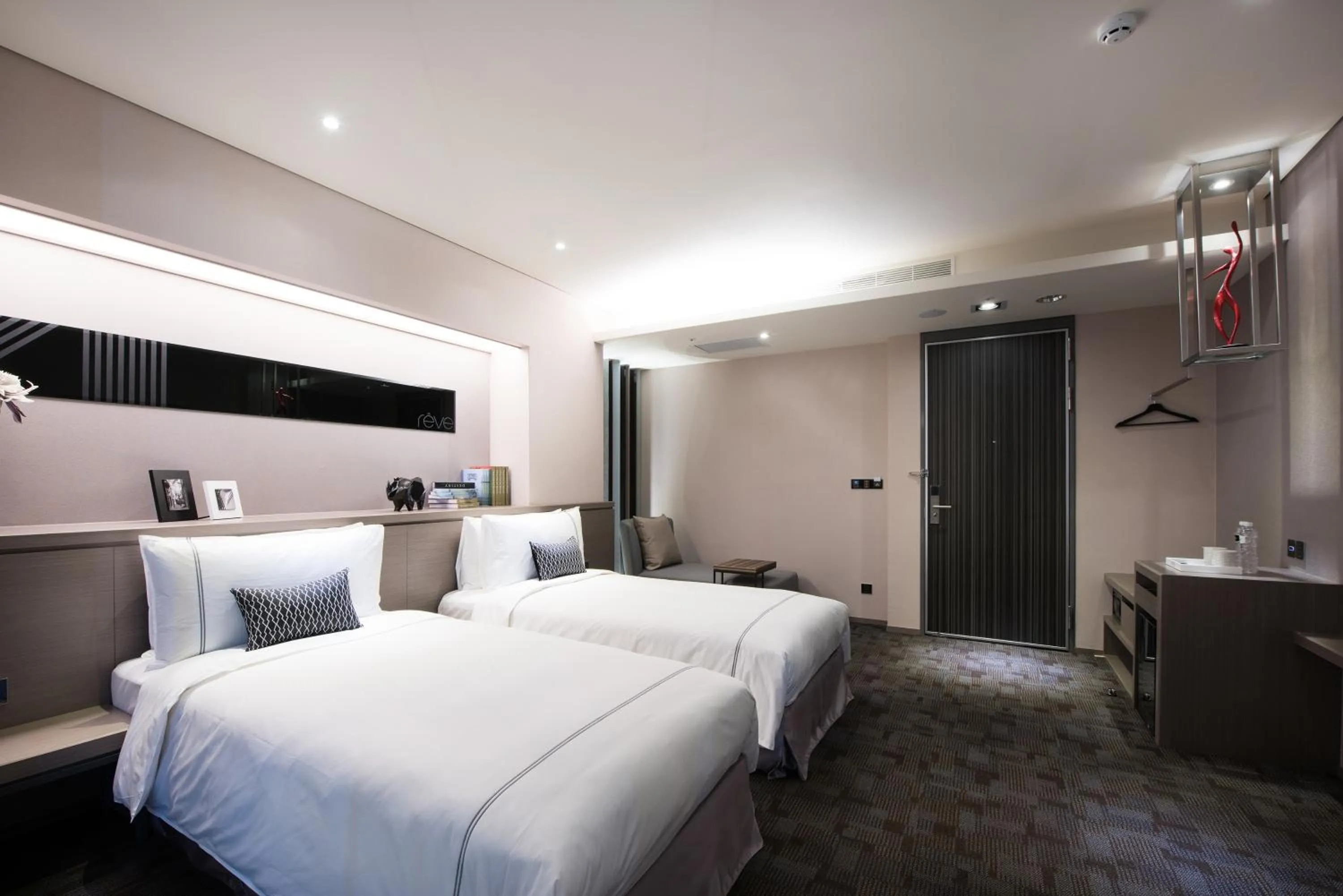 Photo of the whole room, Bed in Hotel Reve Taichung