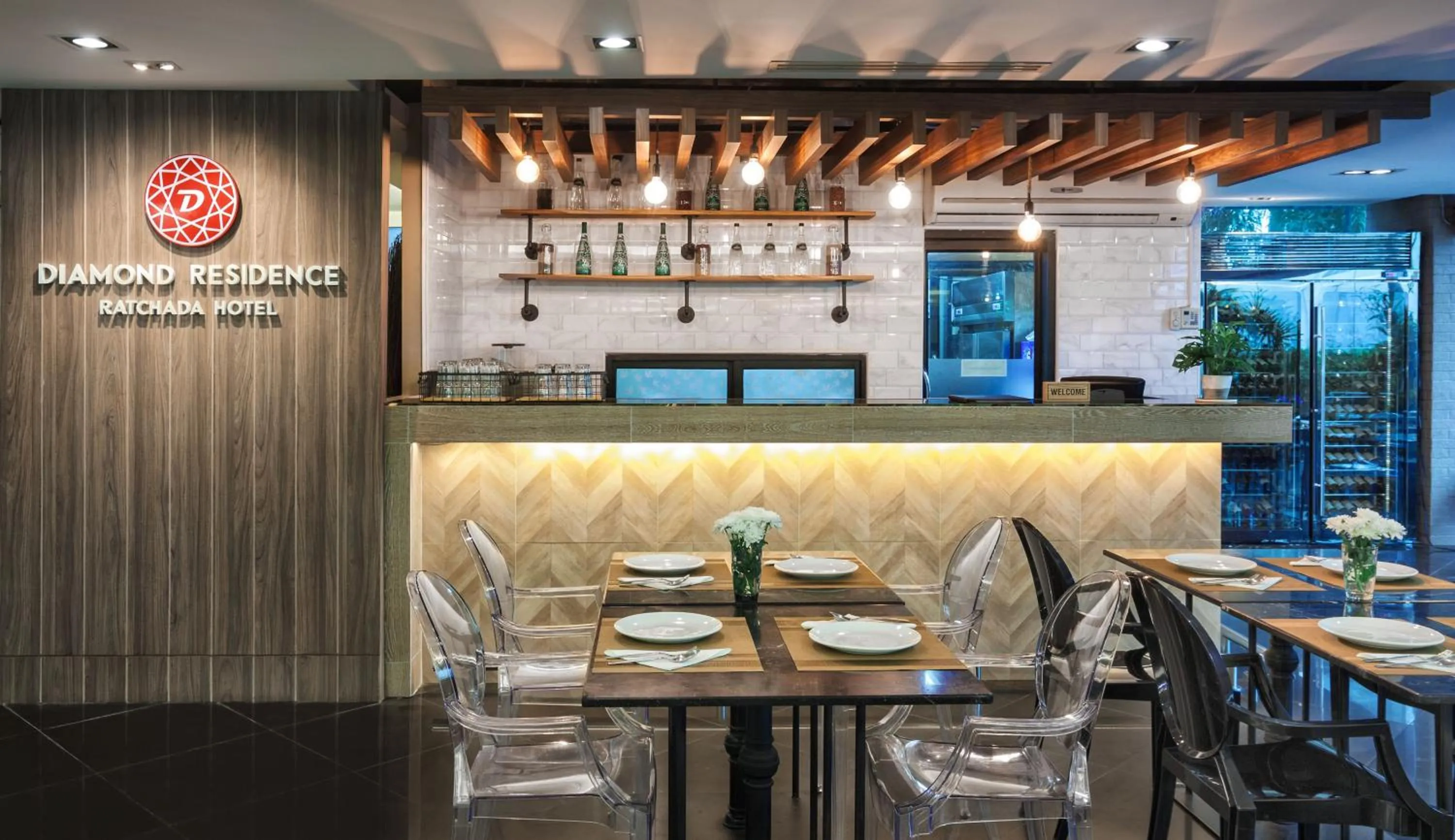 Restaurant/places to eat in Diamond Residence Ratchada