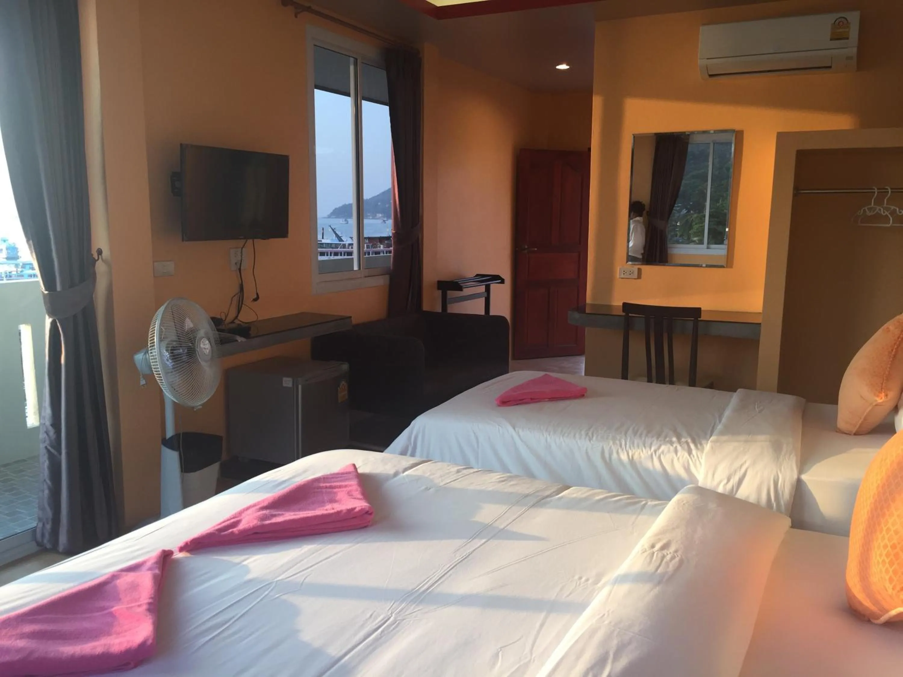 Photo of the whole room, Bed in Bro&Sis Place