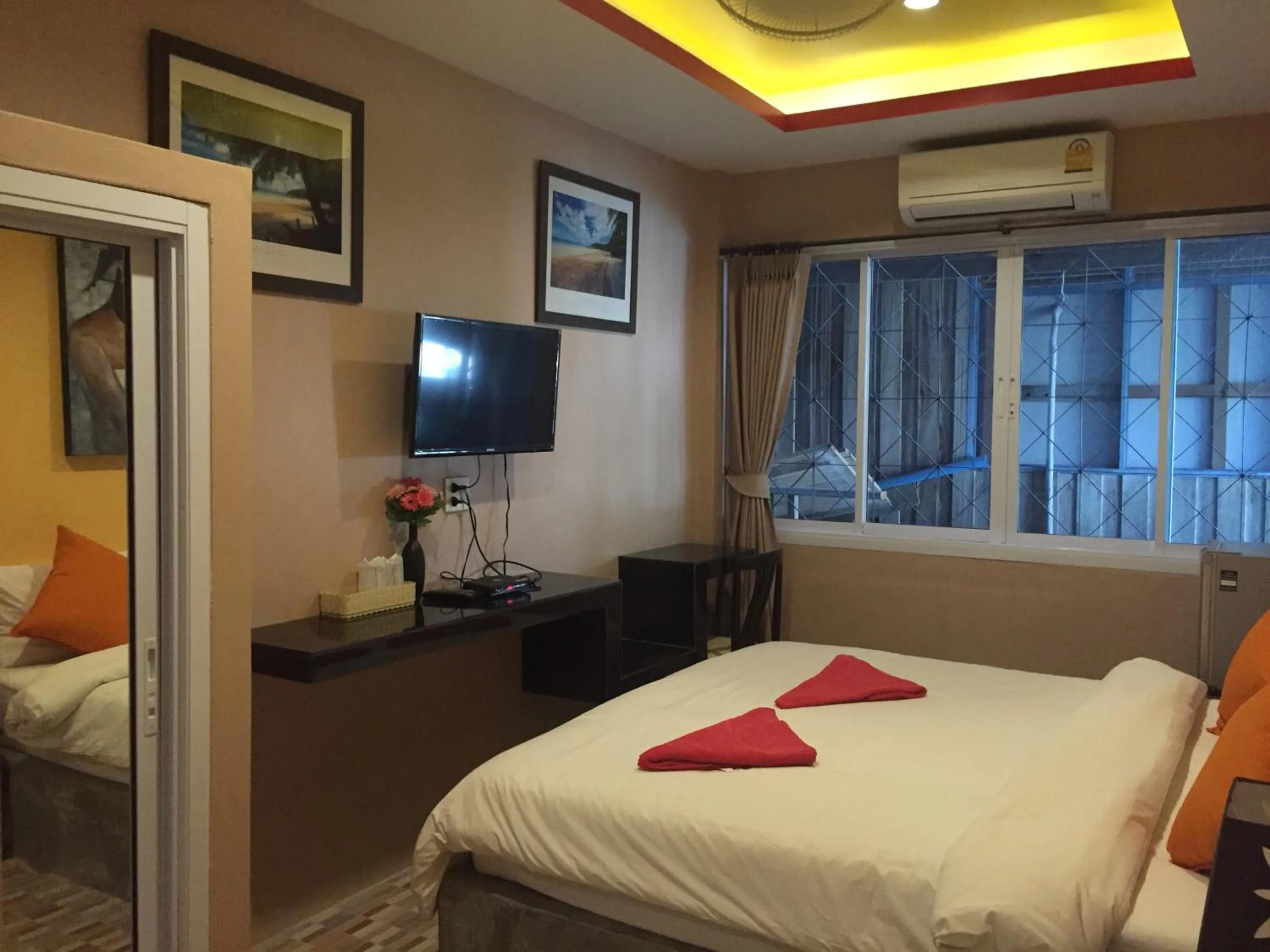 Photo of the whole room, Bed in Bro&Sis Place