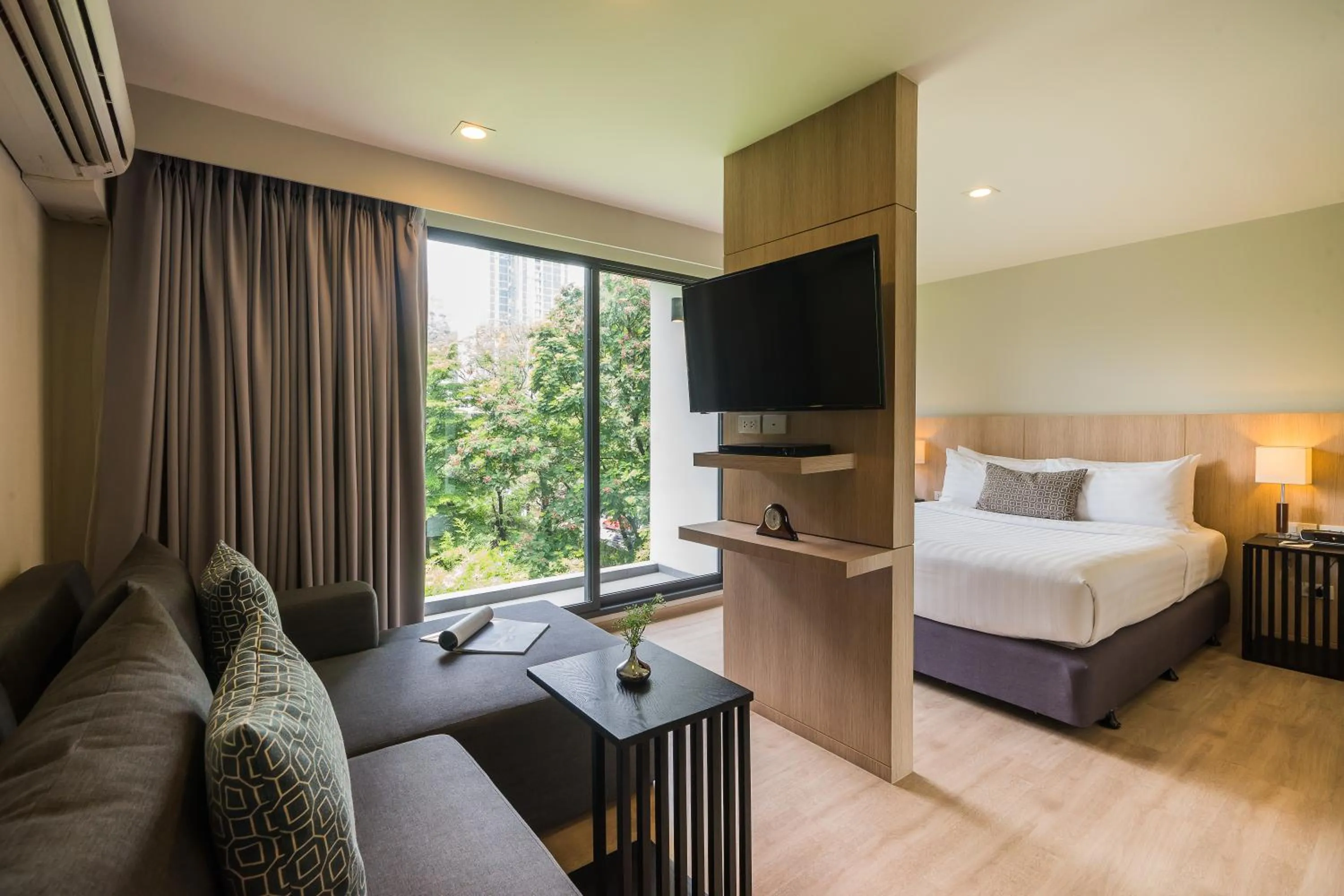 Living room, Bed in The Residence on Thonglor by UHG