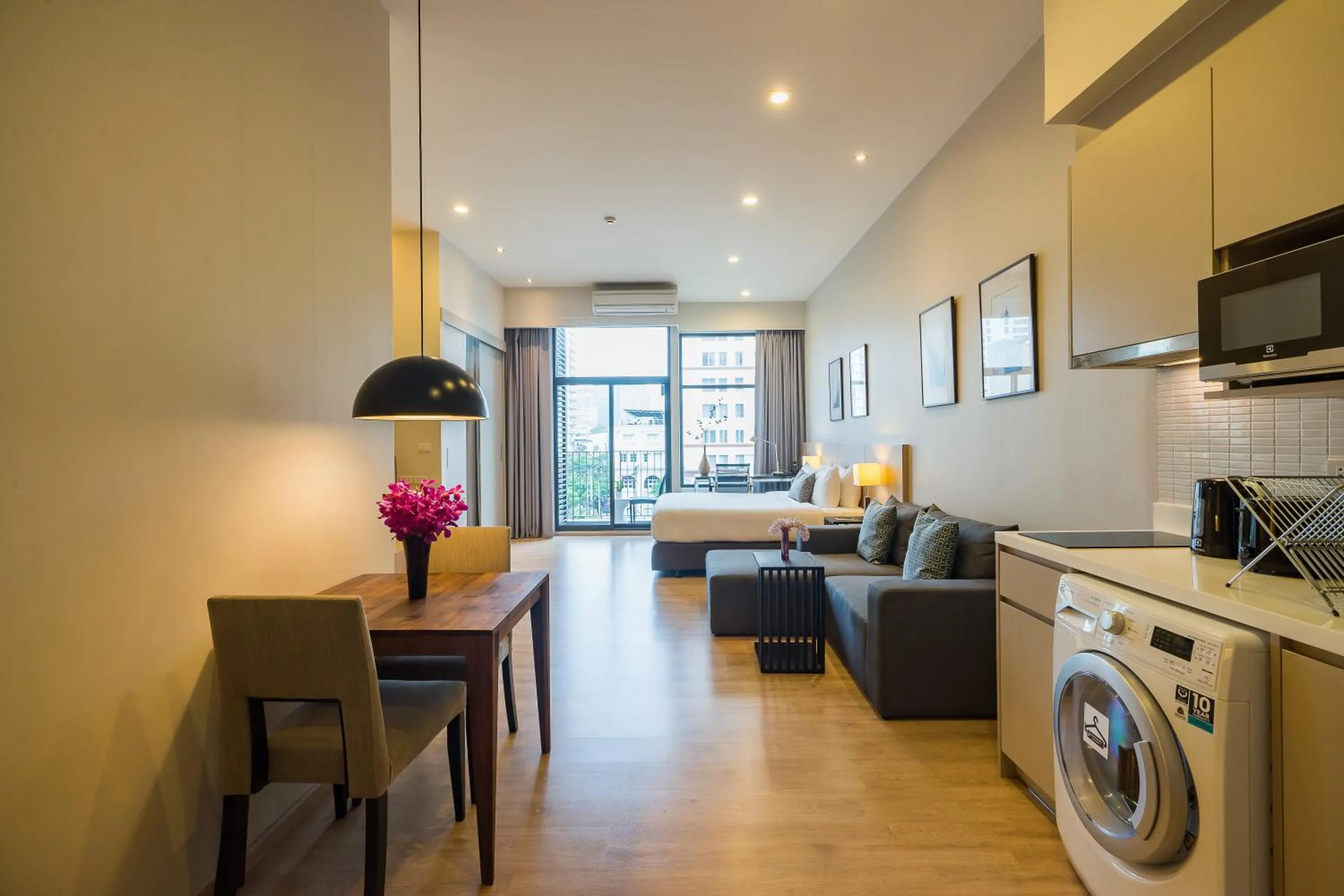 Living room in The Residence on Thonglor by UHG