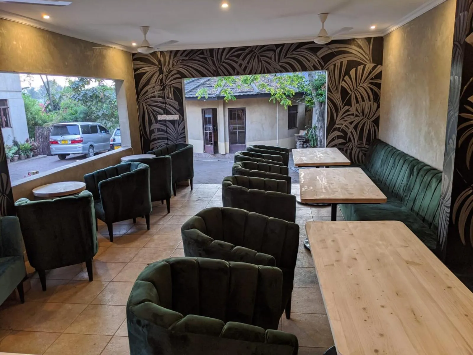 Restaurant/places to eat in White House of Tanzania