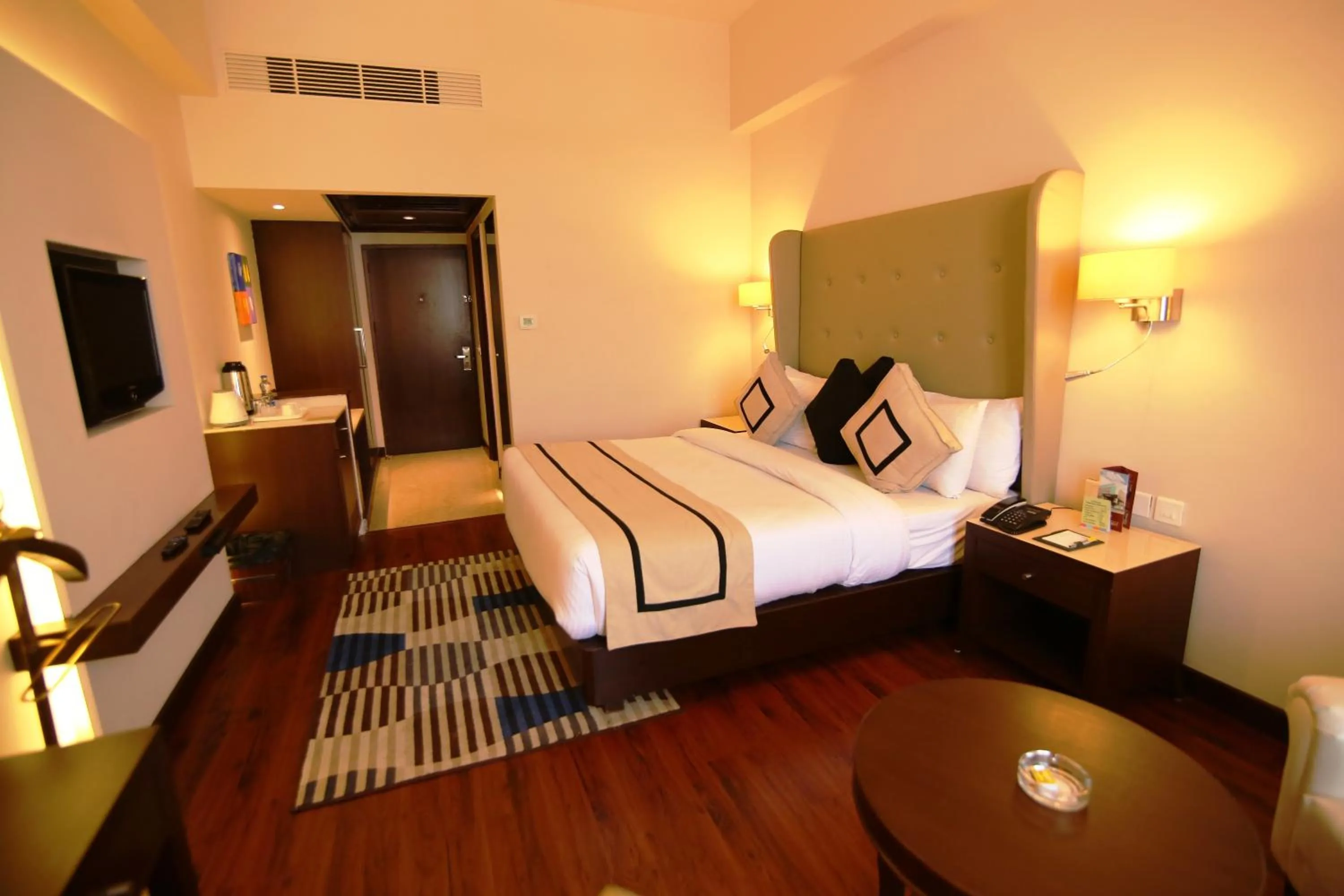 Living room, Bed in Hotel President