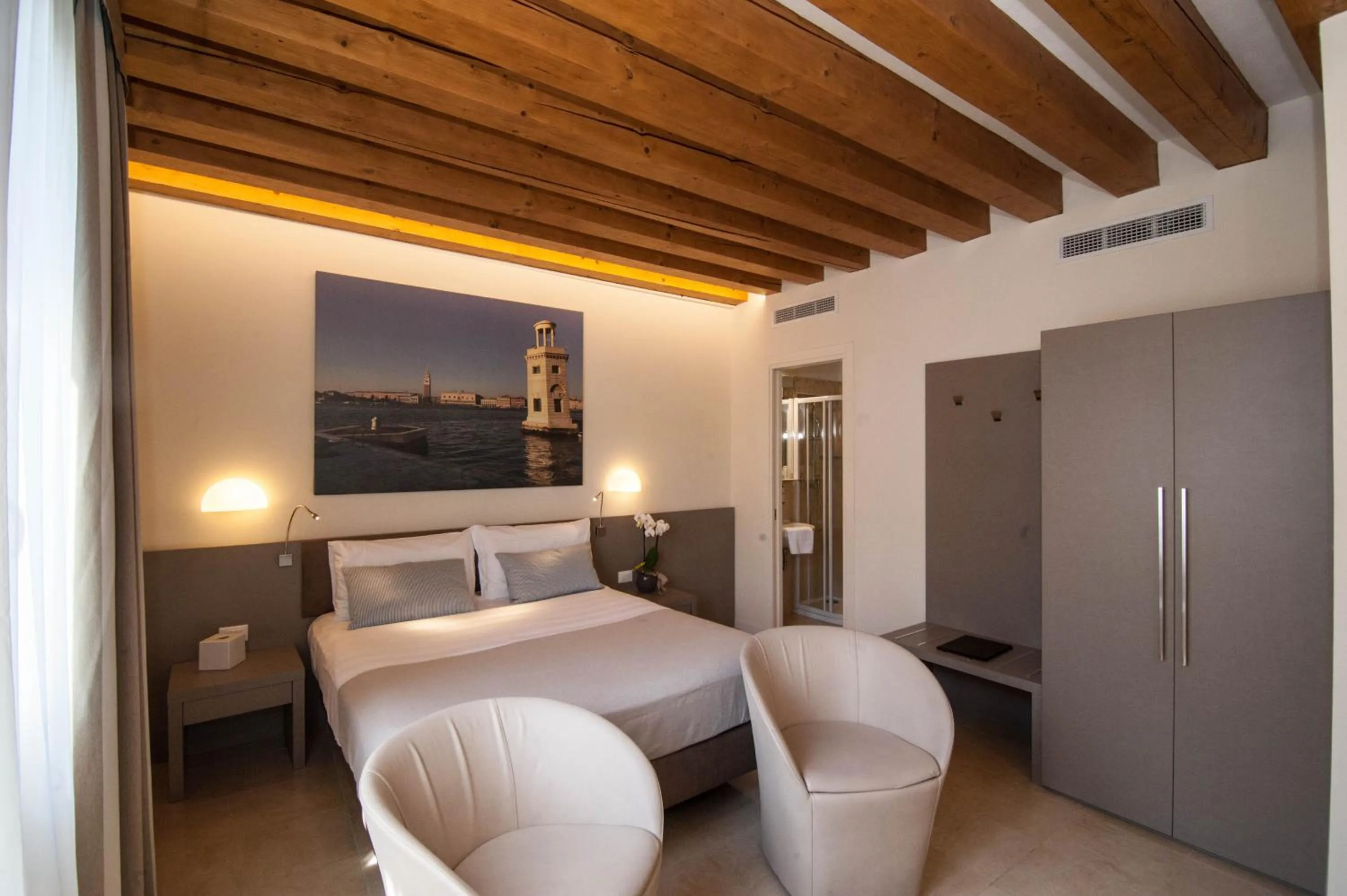 Photo of the whole room, Bed in Leone Hotel