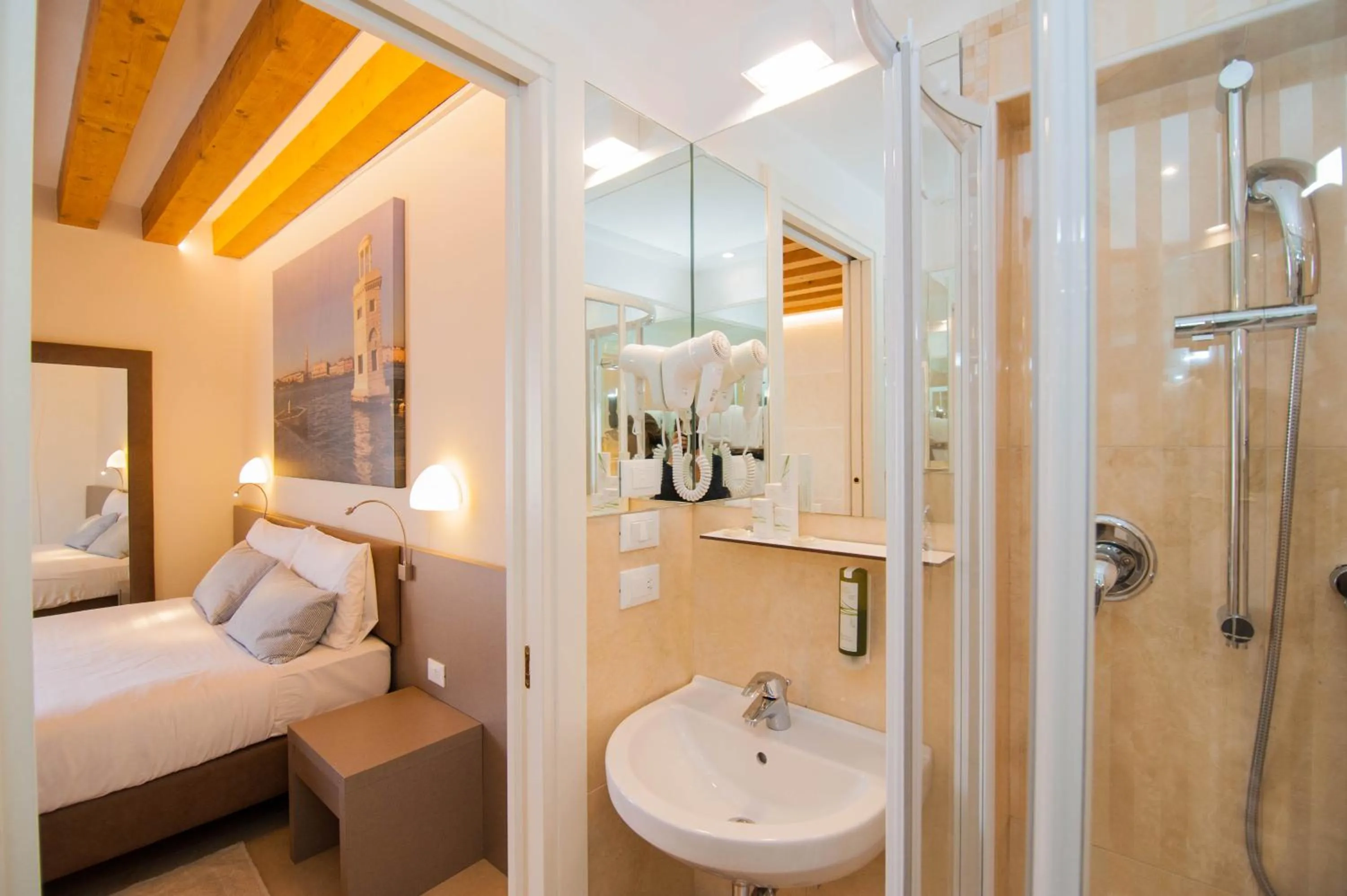 Shower, Bed in Leone Hotel