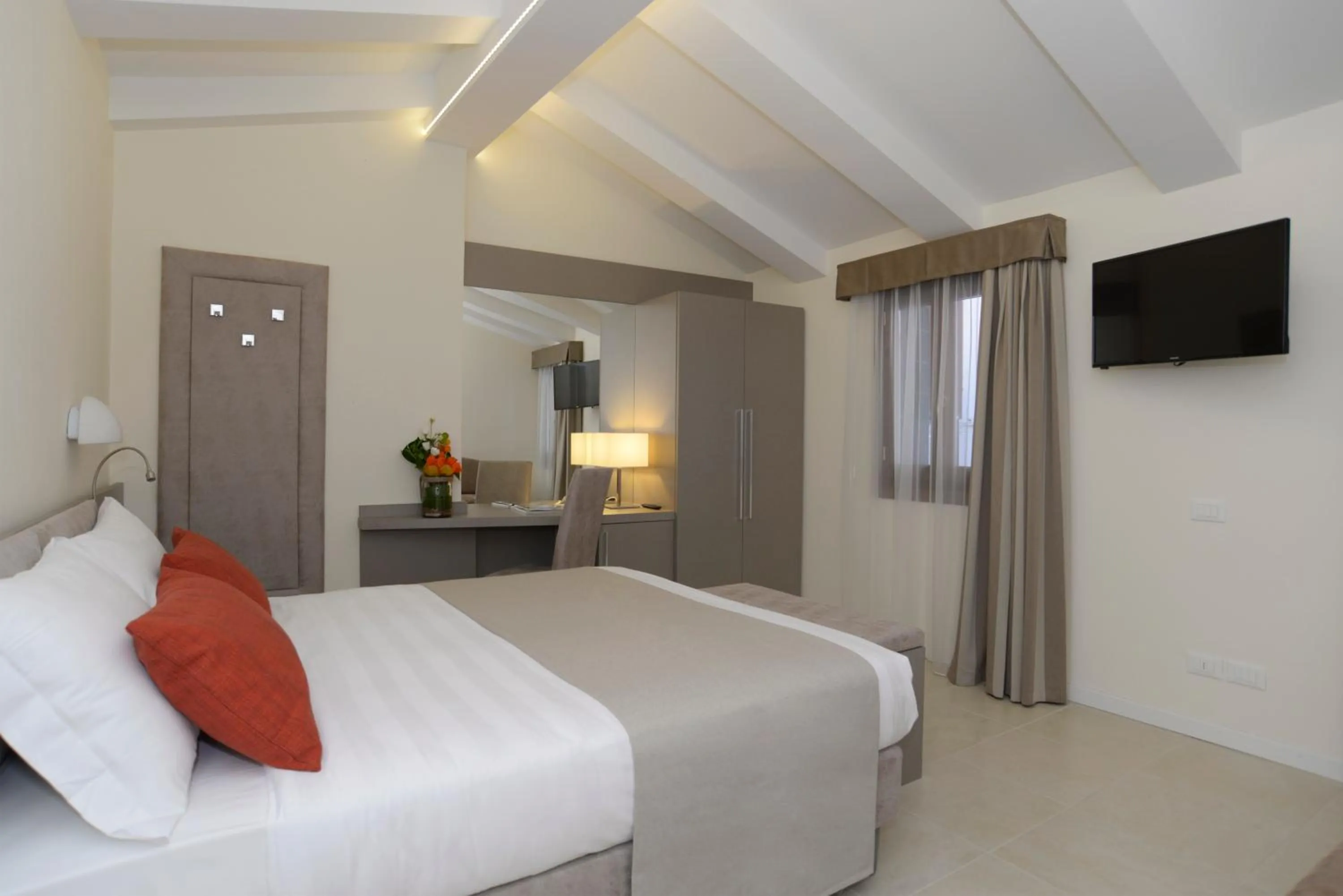 Photo of the whole room, Bed in Leone Hotel