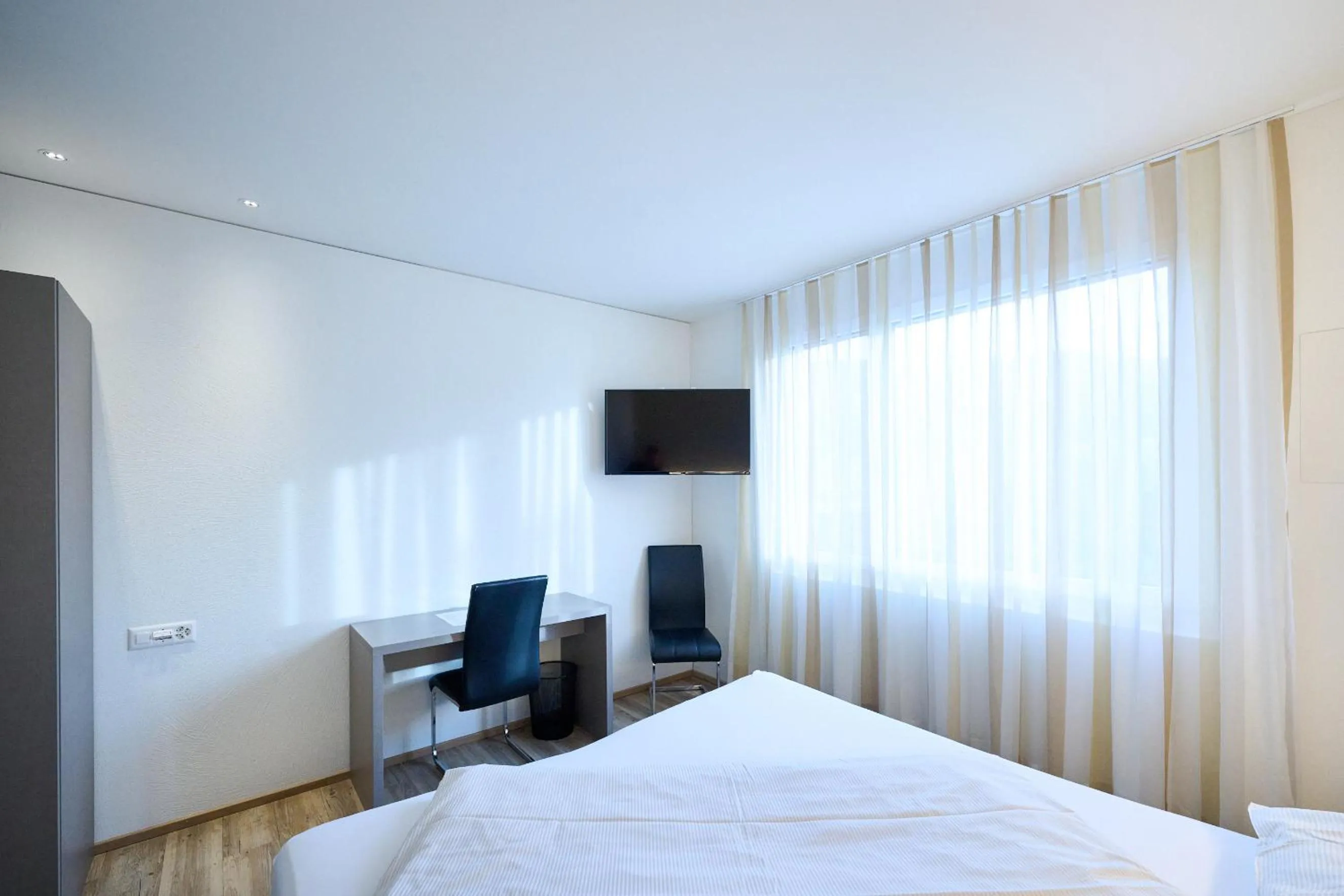 Photo of the whole room, Bed in Smart Hotel Kreisel --Self check-In