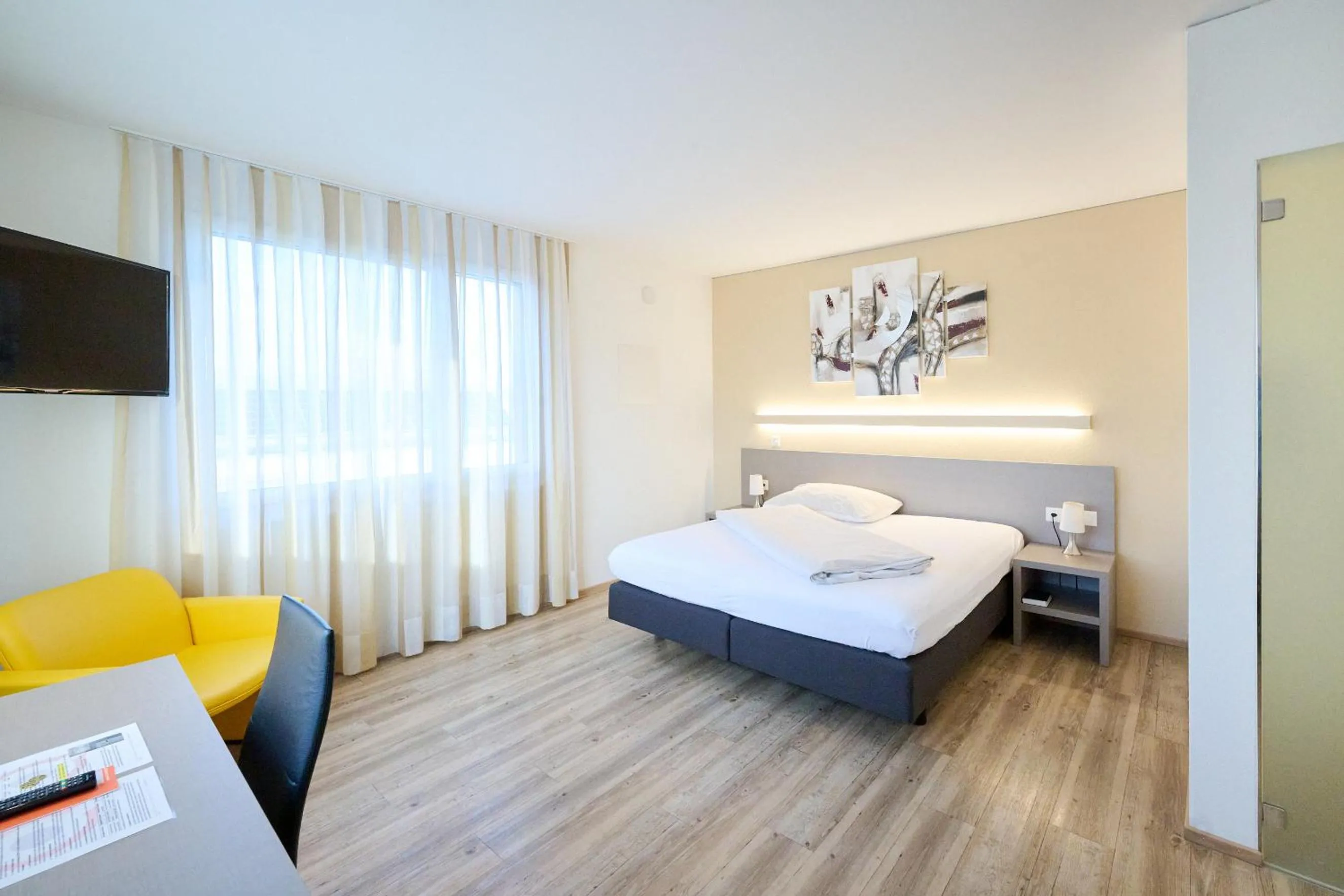 Photo of the whole room, Bed in Smart Hotel Kreisel --Self check-In