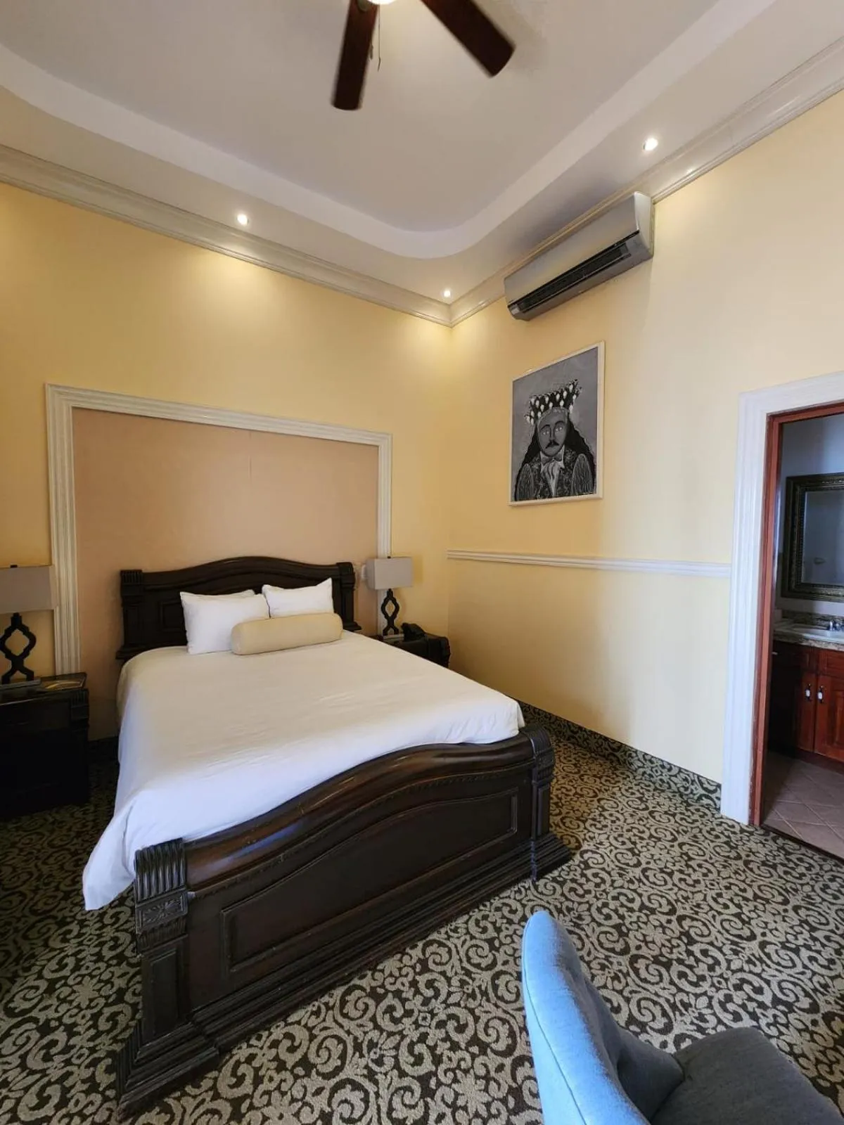 Photo of the whole room, Bed in Hotel la Perla Leon