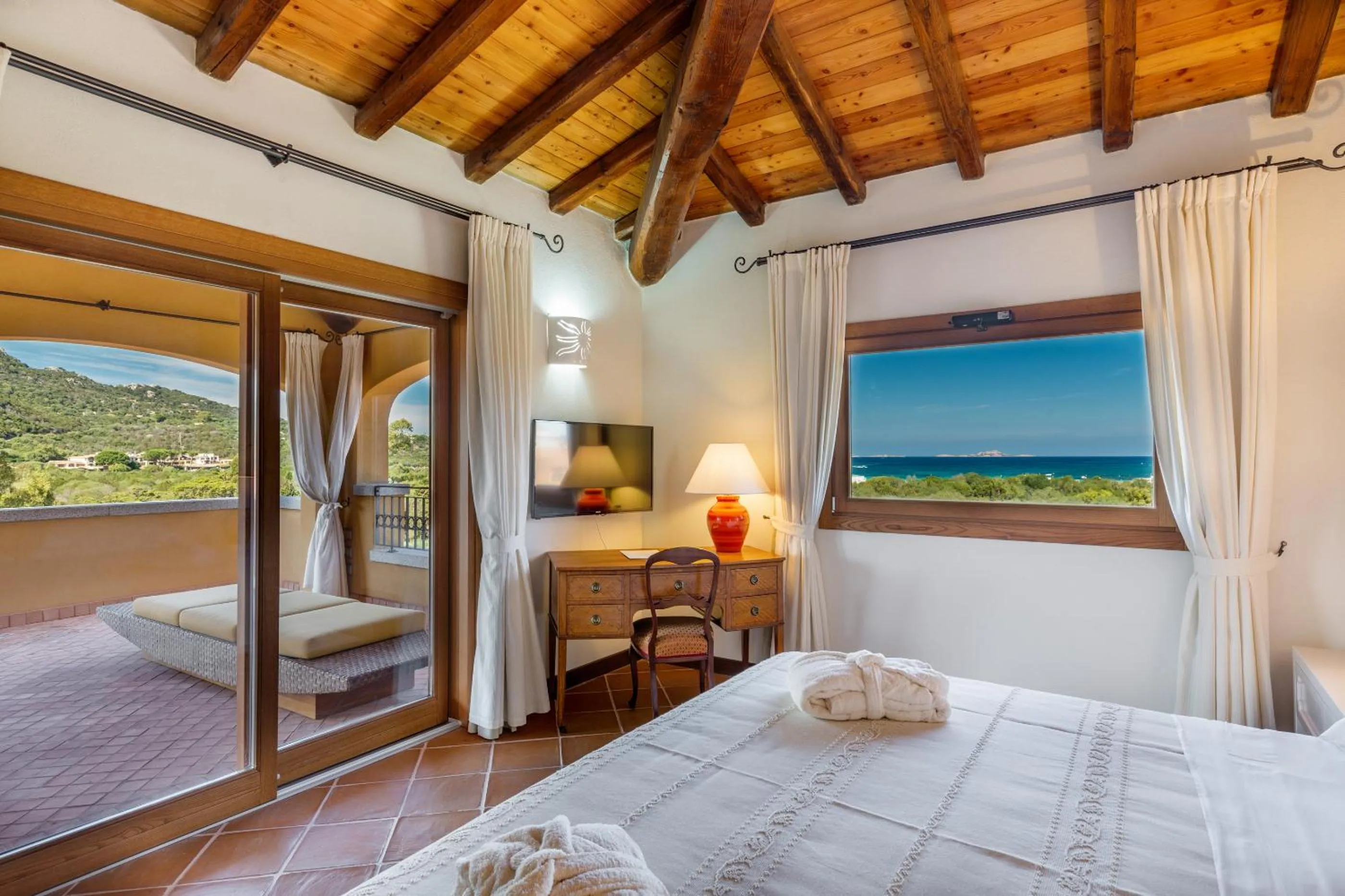 Balcony/Terrace, Bed in Hotel Marana