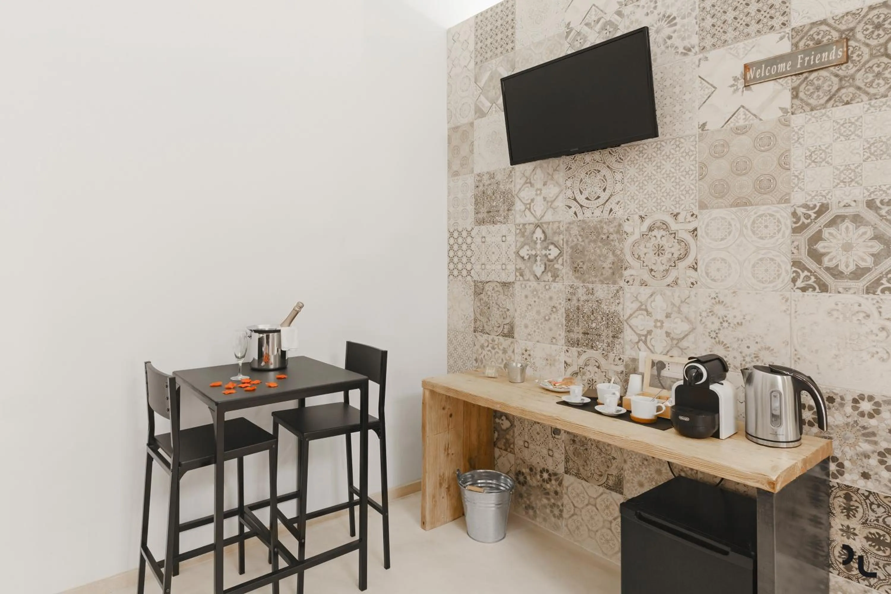 Coffee/tea facilities in Hydria Rooms