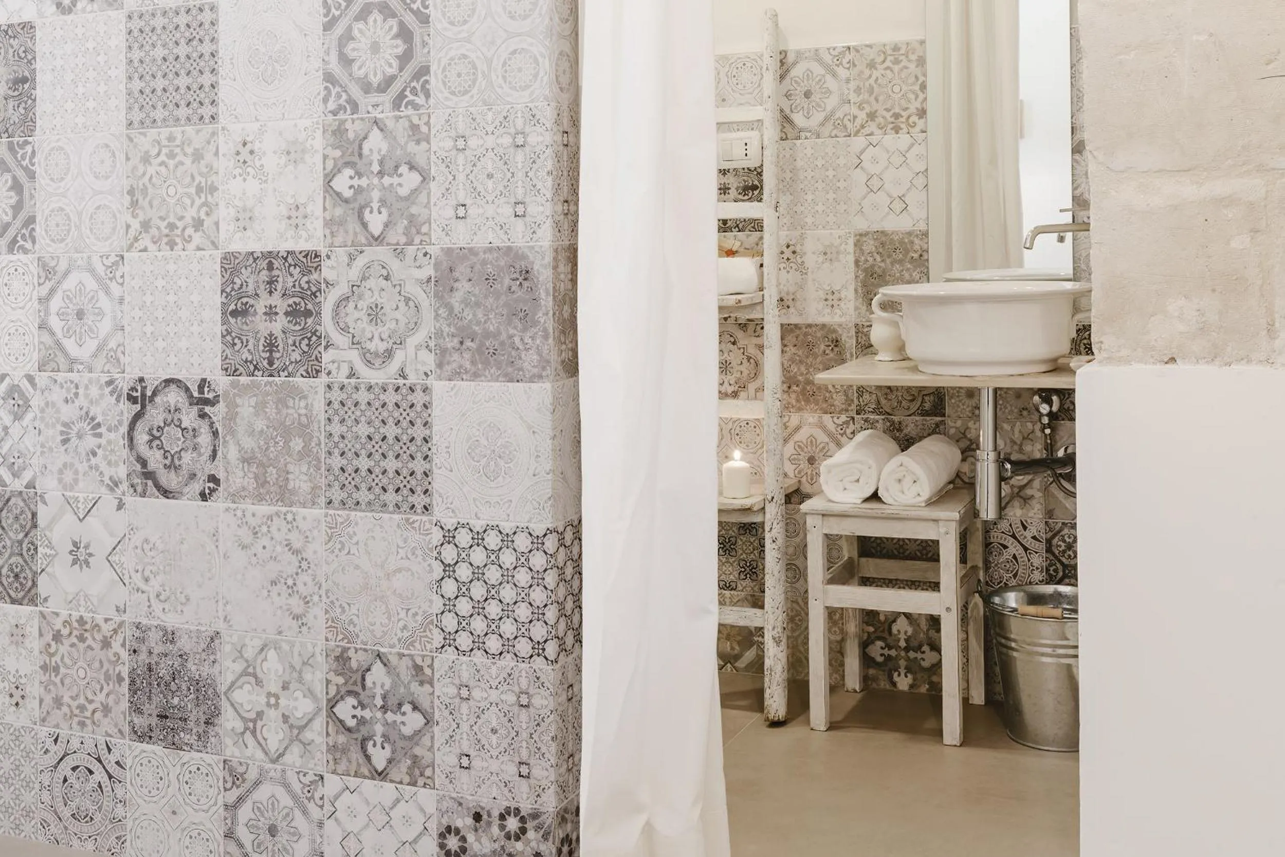 Bathroom in Hydria Rooms