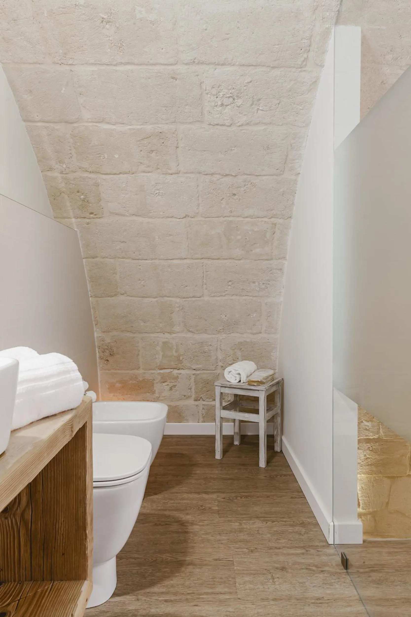 Bathroom, Bed in Hydria Rooms