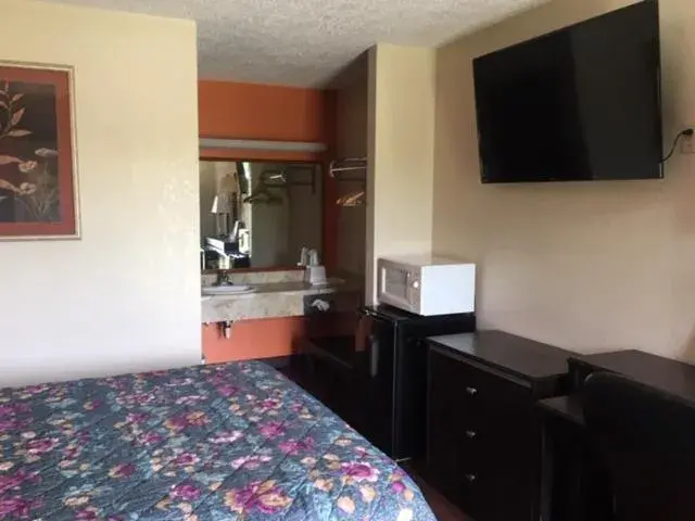 Queen Room - single occupancy in Regency Inn and Suites Bay City, Texas Queen Room - single occupancy in Regency Inn and Suites Bay City, Texas
