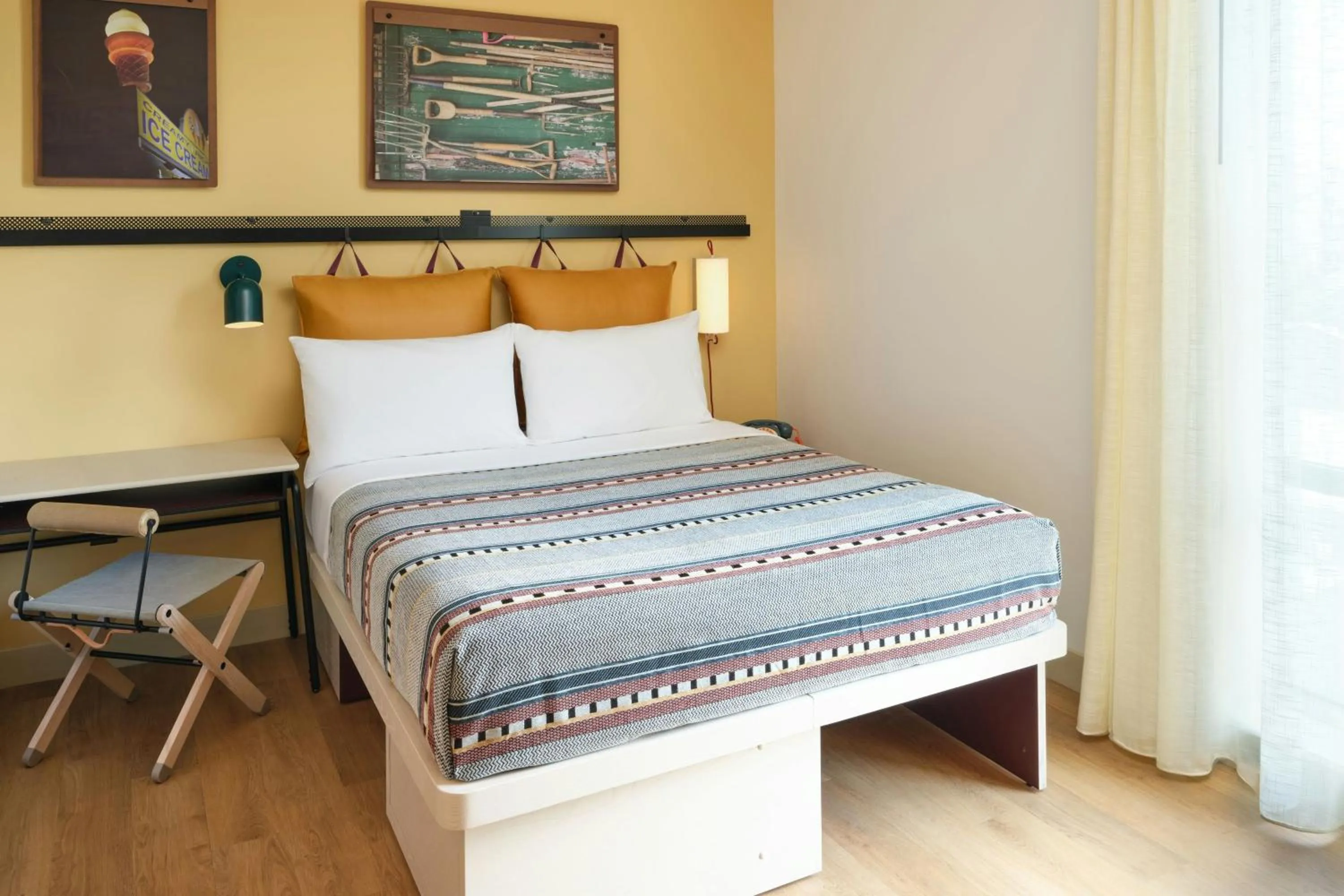 Photo of the whole room, Bed in Moxy Fayetteville