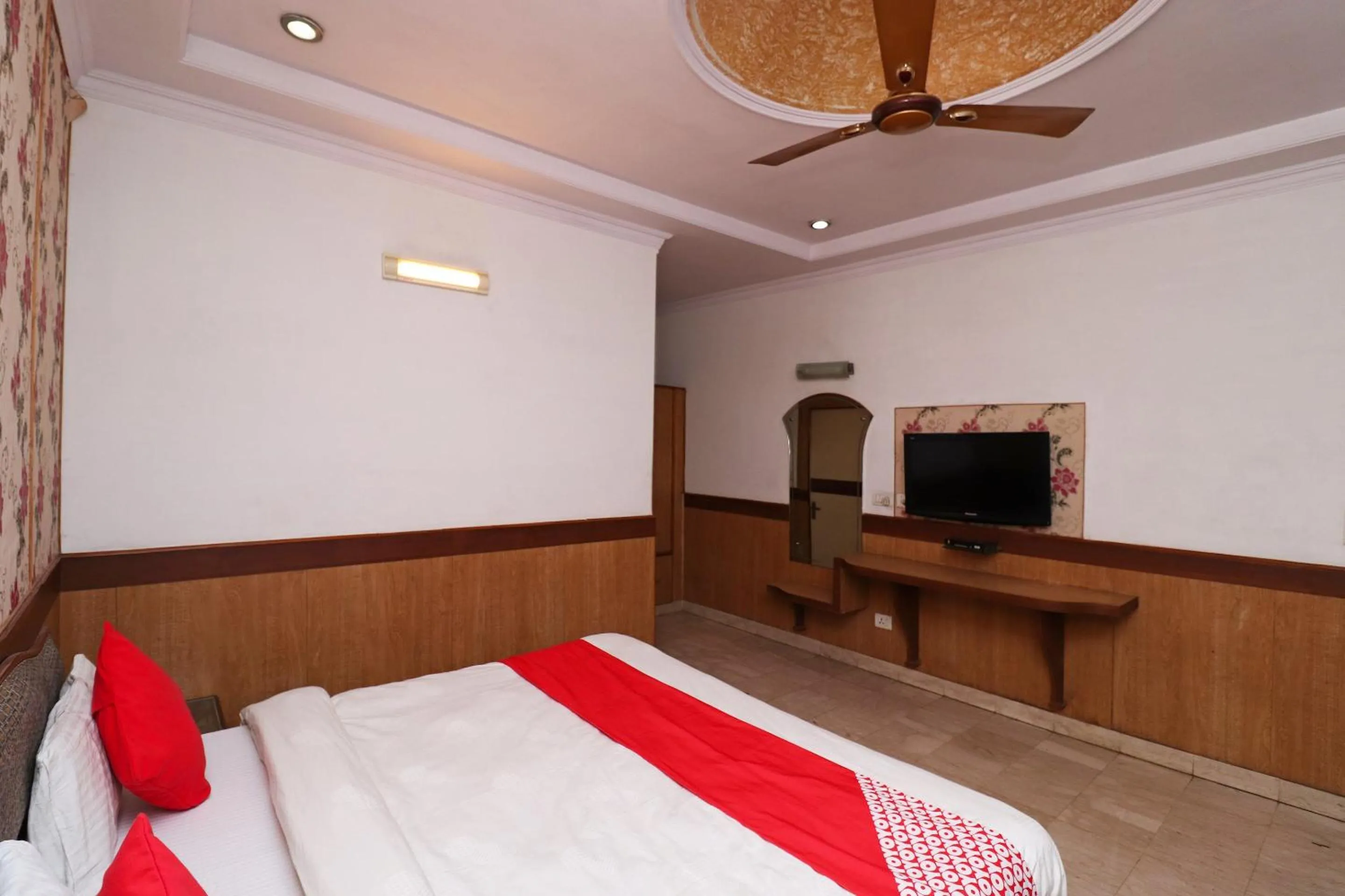 Bedroom, Bed in Hotel O Highway Inn International