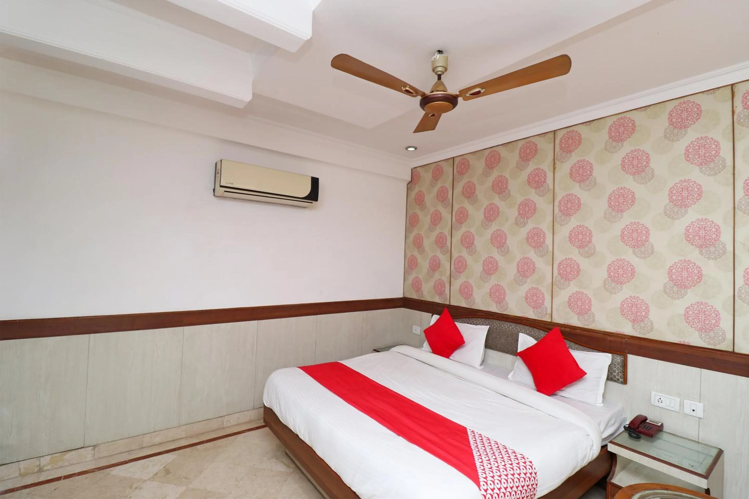 Facade/entrance, Bed in Hotel O Highway Inn International
