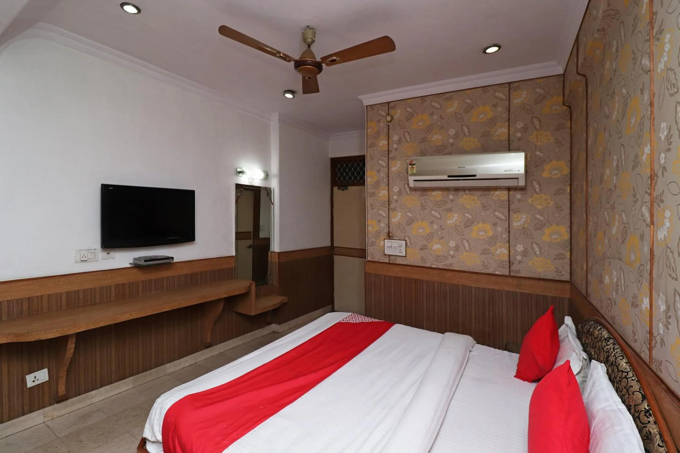 Bedroom, Bed in Hotel O Highway Inn International