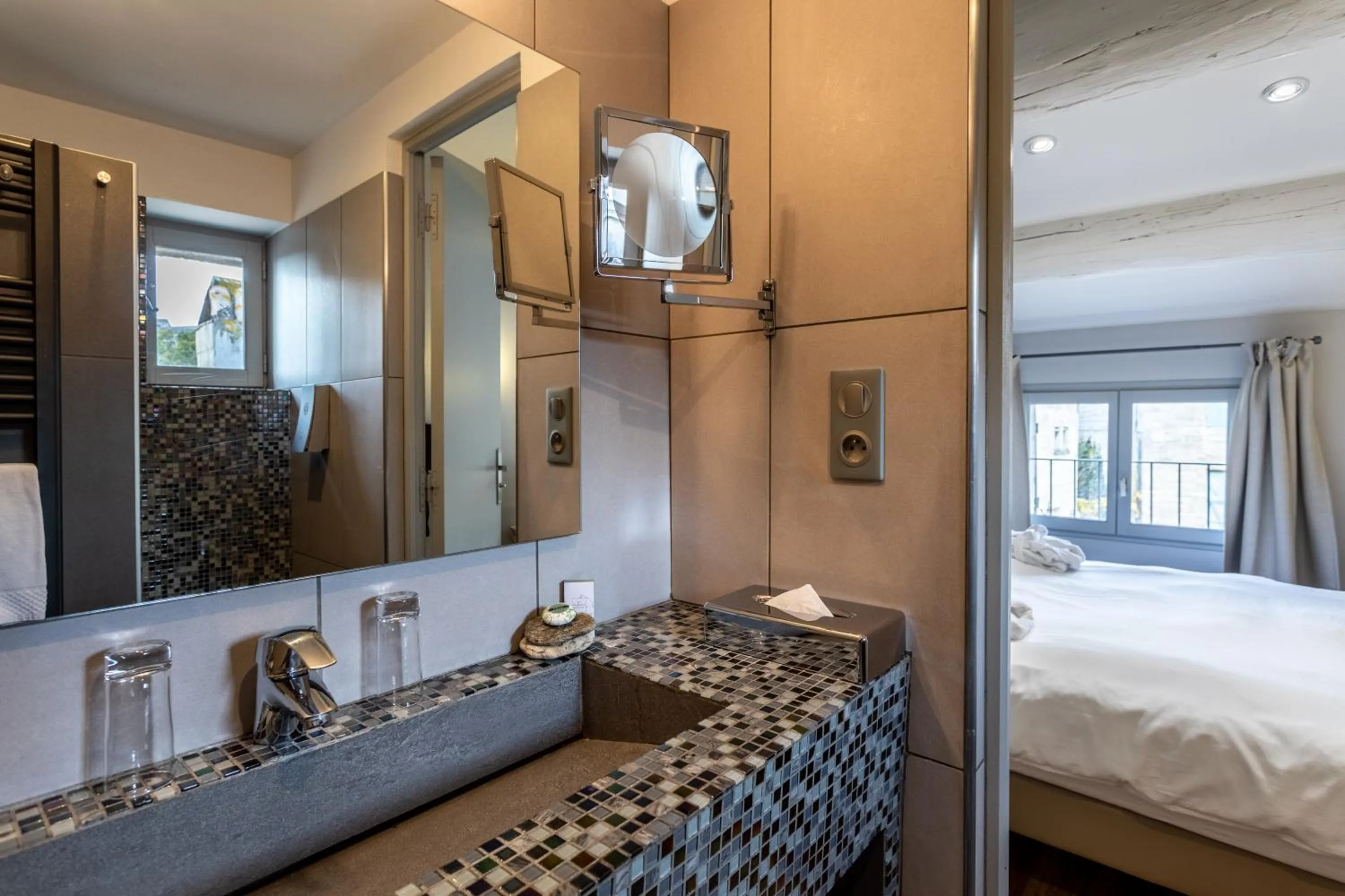 Shower, Bed in Boutique Hôtel Entraigues